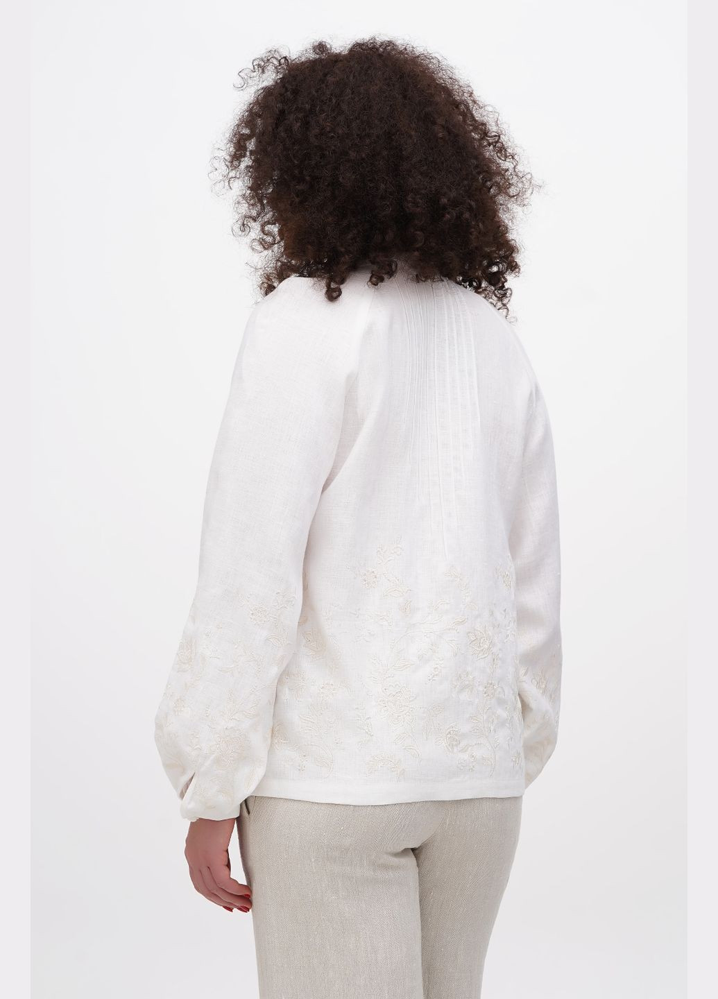 Біла лляна жіноча вишиванка великого розміру на ґудзиках з квітами олеся рукав реглан plus size., р., код 9413/58/160 ГАЛЕРЕЯ ЛЬОНУ