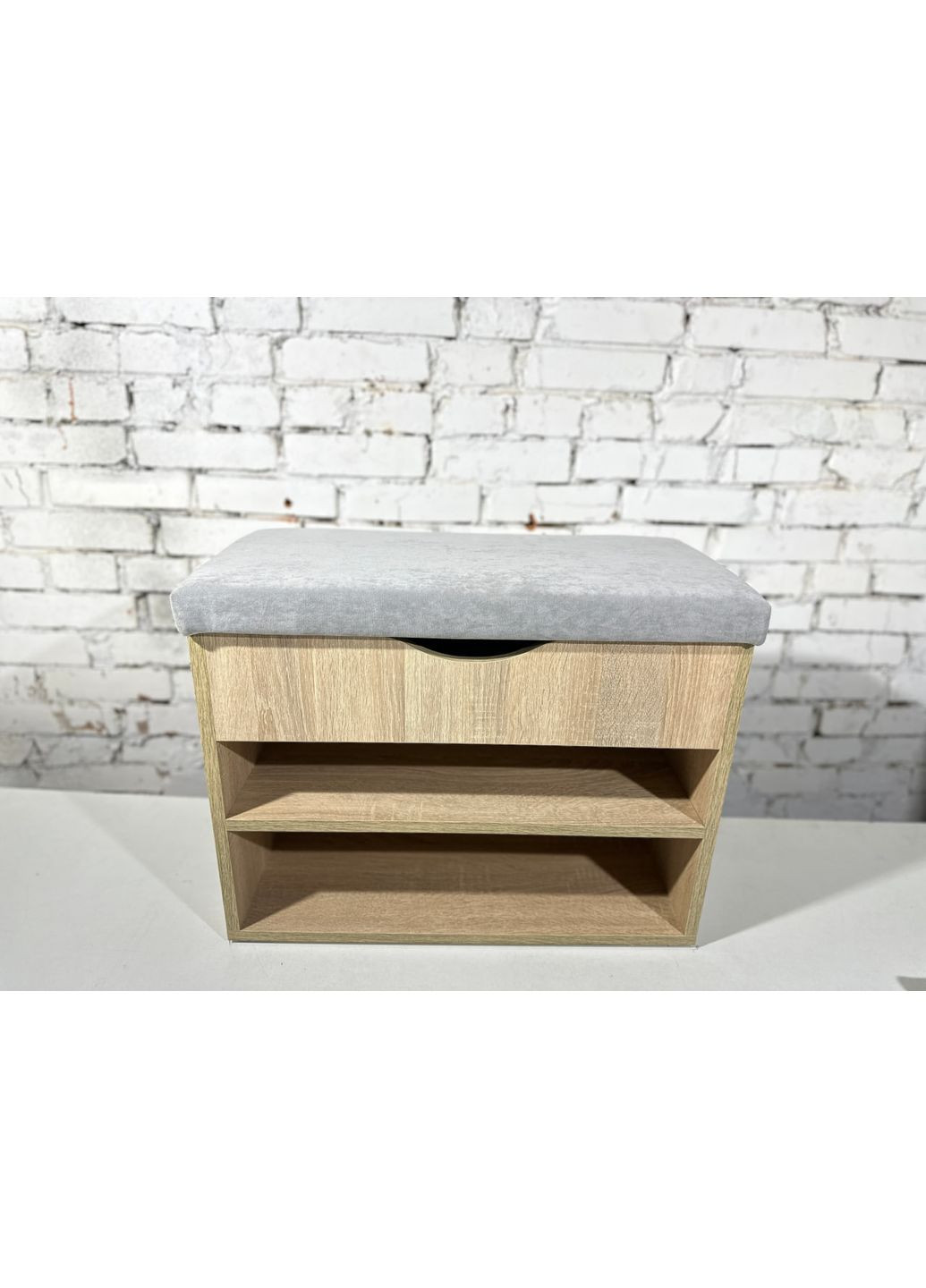 Банкетка для обуви в прихожую. Верхняя часть открывается. ДСП дуб Сонома. Ткань светло-серая. Шириной 80см. No Brand (369559548)