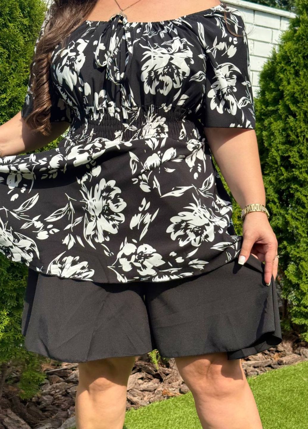 Изысканный легкий летний комбинезон шорты с цветочным узором и имитацией юбки. Tik-Tak комбинезон-шорты цветочный чёрный повседневный софт