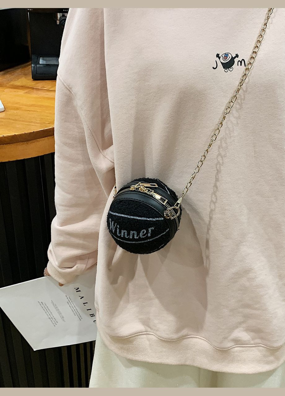Жіноча кругла сумка хутряна 10406 WINNER м'яч на ланцюжку чорна No Brand (313235586)