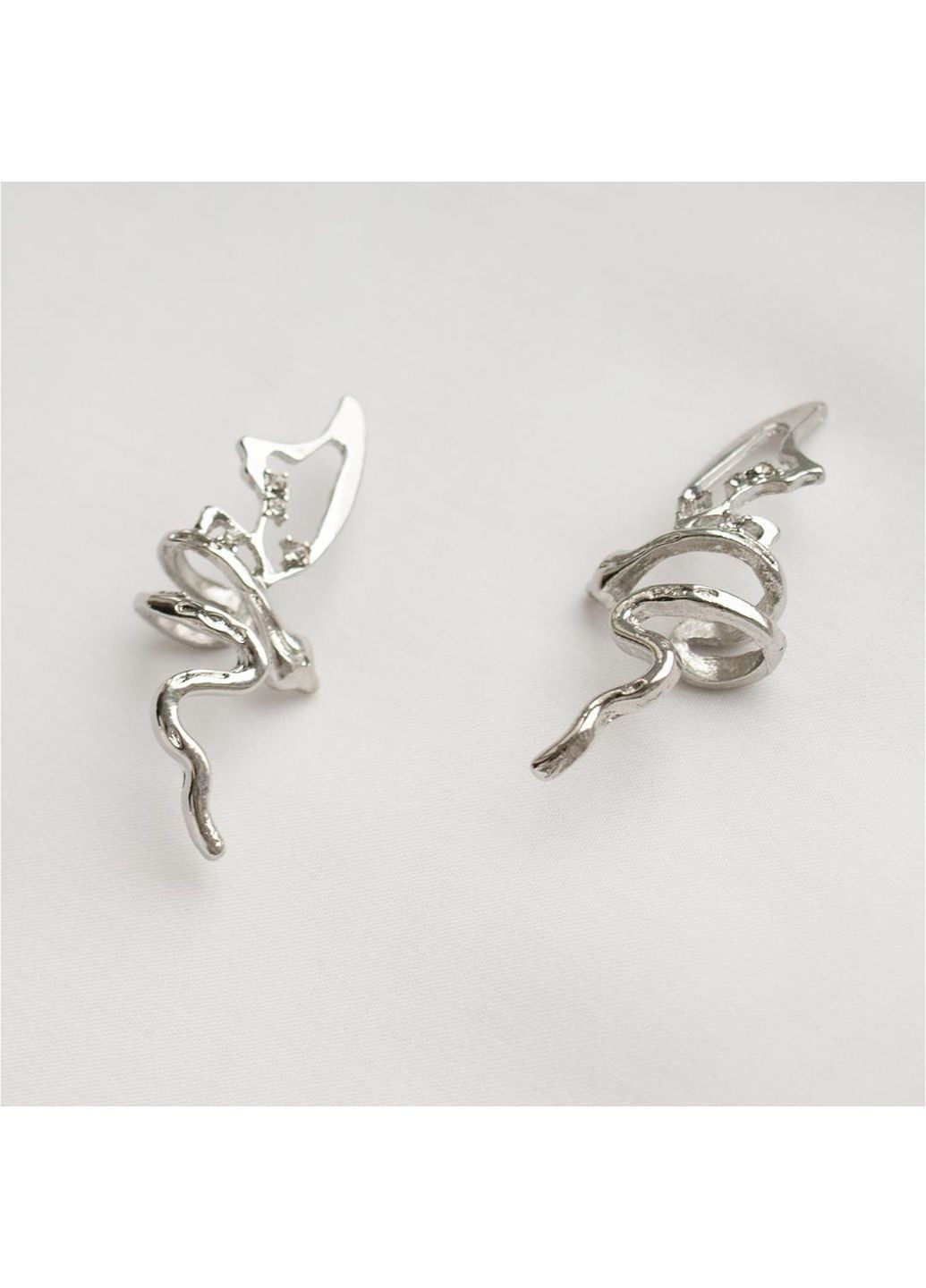 Кафи на вушко з кристалами казкові кліпси комплект двох асиметричні обманки футуристичний y2k стиль сріблясті змія з крилами No Brand (368986081)