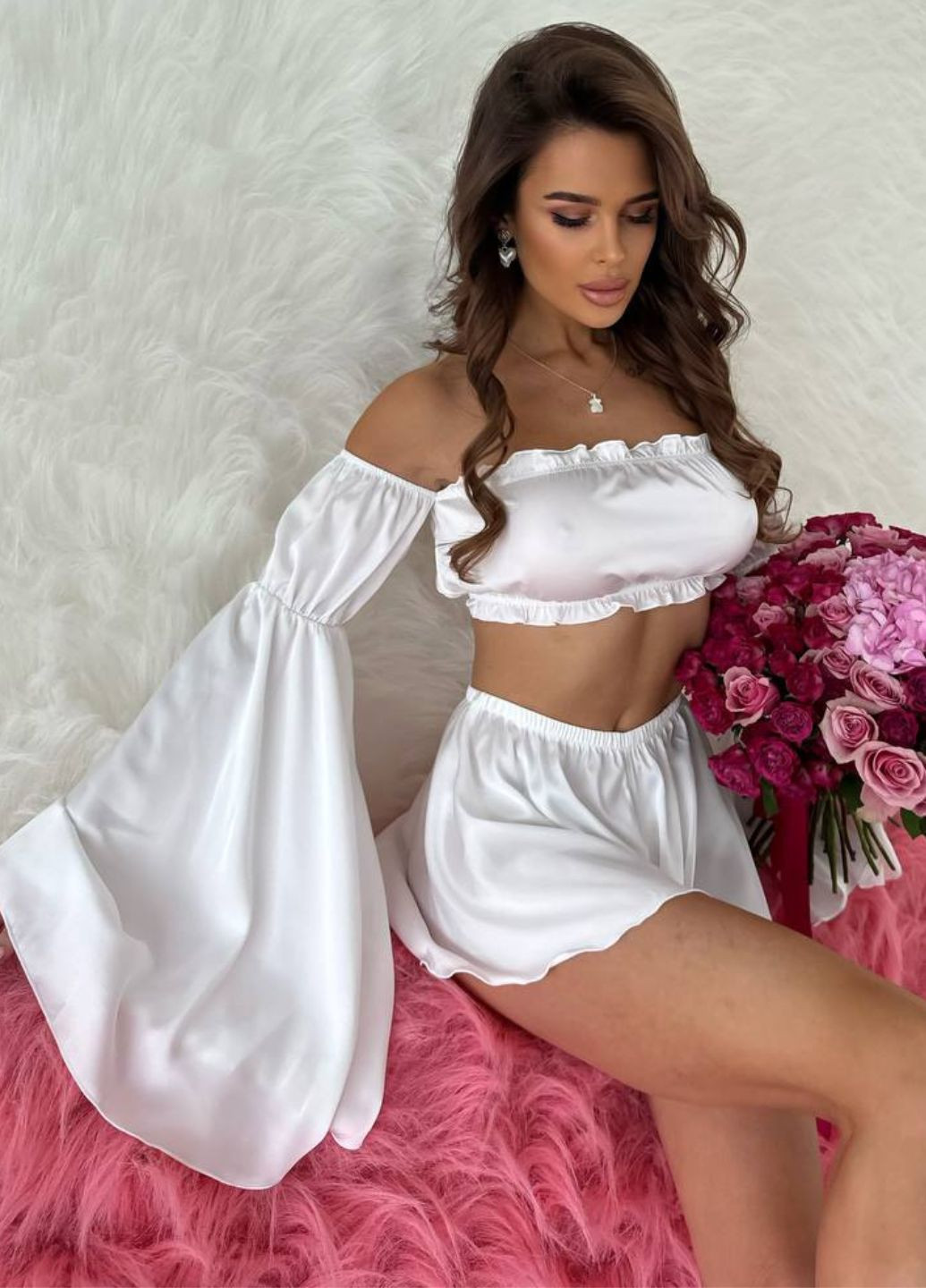 Молочный летний нежный домашний комплект двойка: топ с открытыми плечами и длинными пышными рукавами + шорты Україна