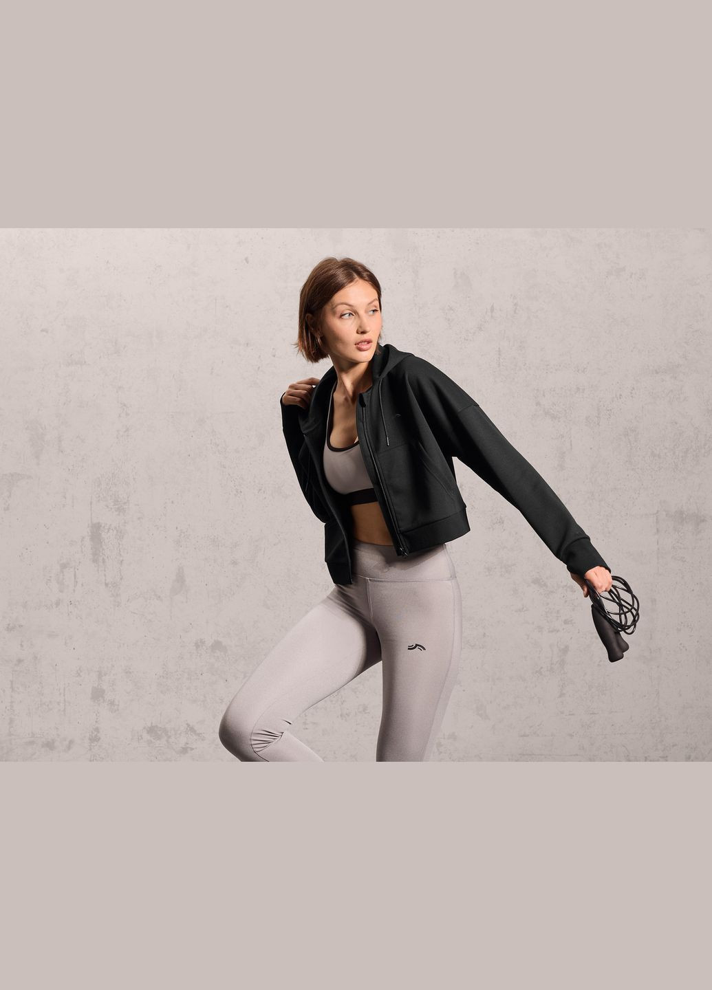 Толстовка укорочена для жінки HeiQ Mint 434778 чорний Crivit (324888994)