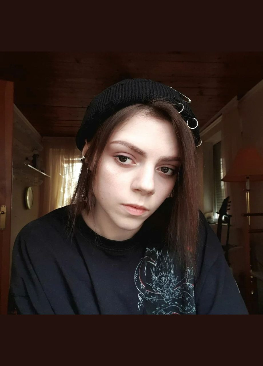 Шапка біні чорна з розрізами і металевими кільцями булавкою в стилі панк гранж ретро мінімалістична корейський к-поп аніме альт No Brand (314692867)