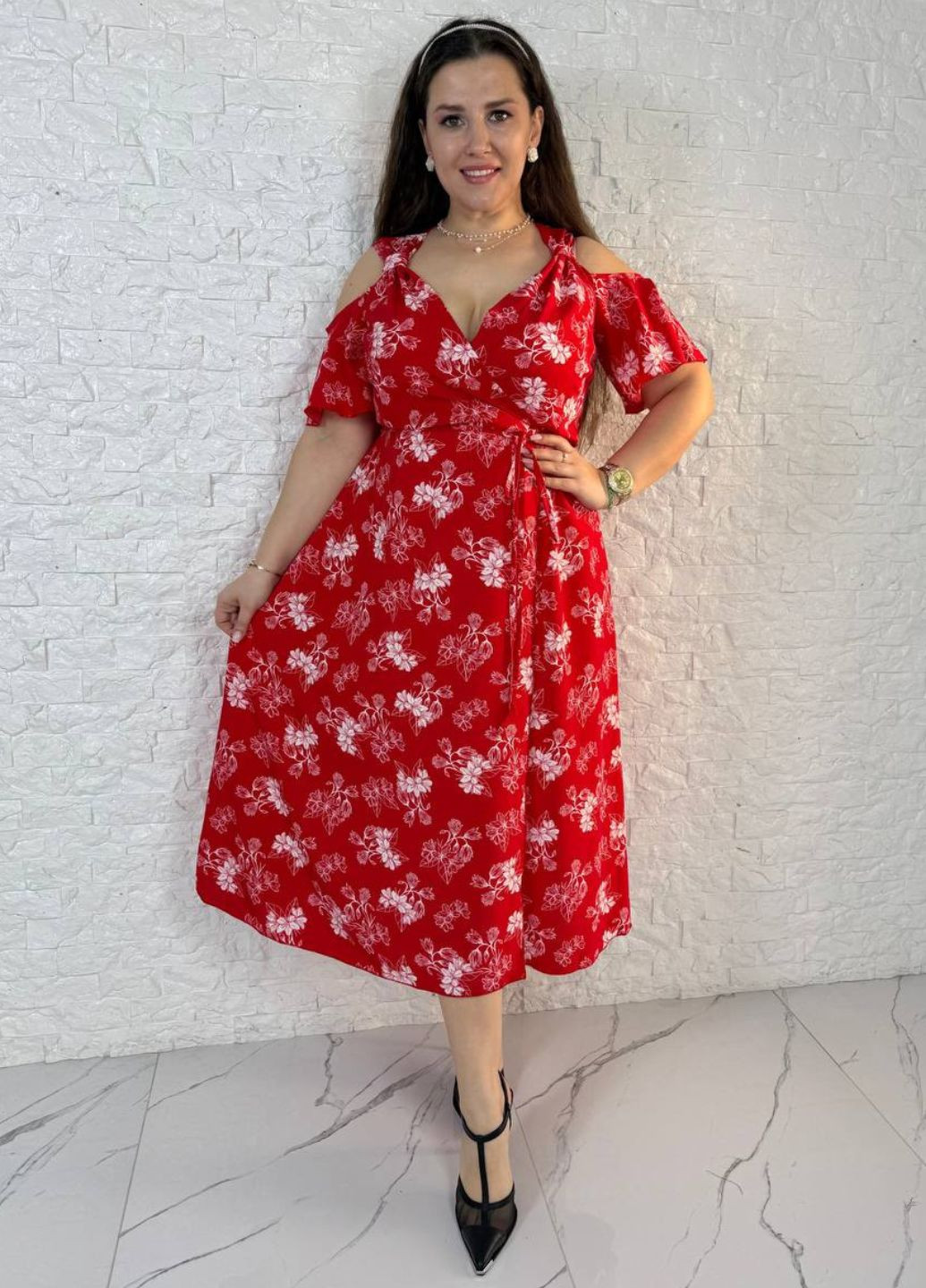 Красное повседневный изящное легкое летнее меди платье на запах с цветочным узором и короткими рукавами с вырезами на плечах на запах Tik-Tak с цветочным принтом