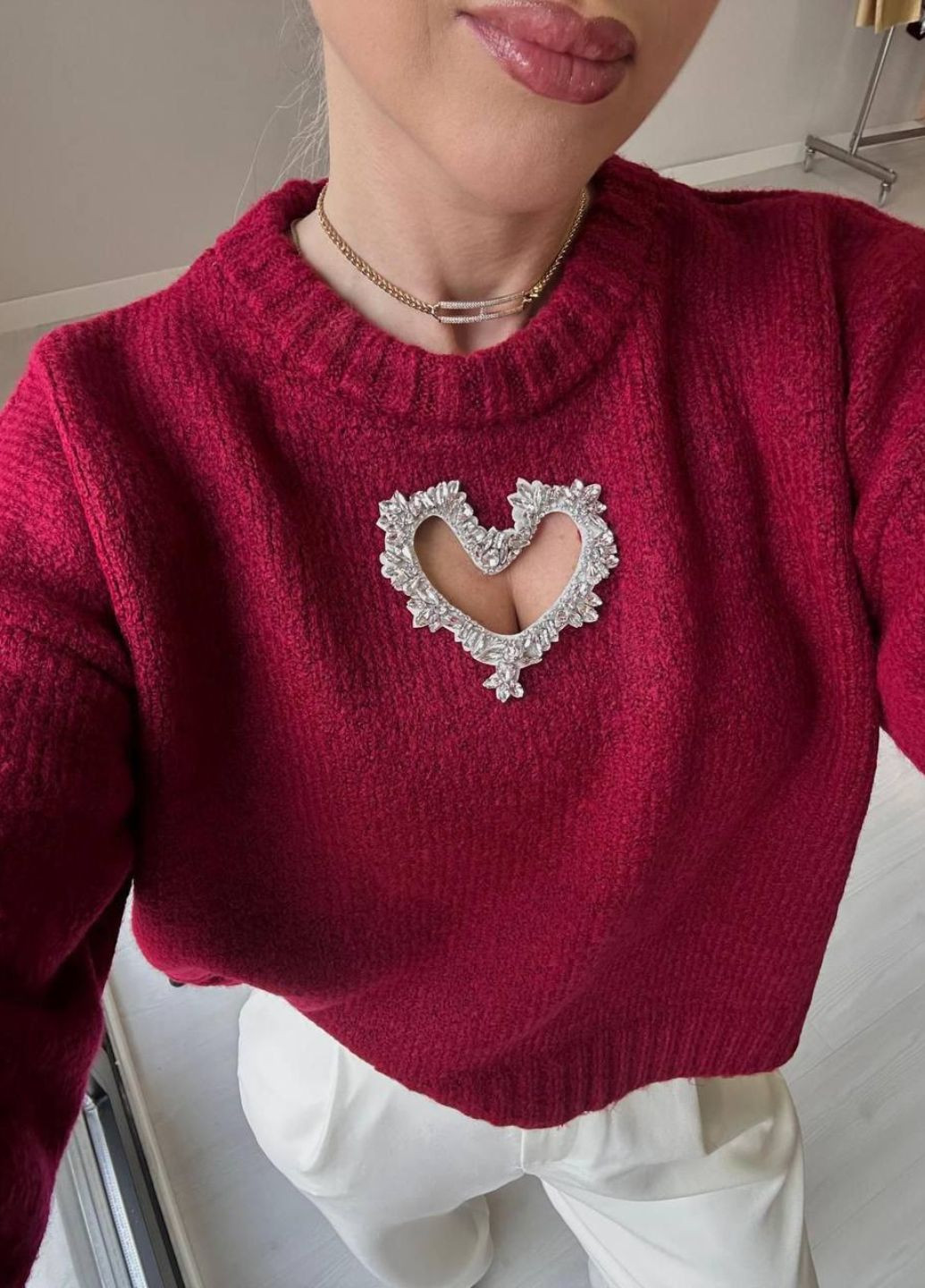 Бордовый демисезонный свитер прямого кроя с вырезом сердце с камнями Tik-Tak