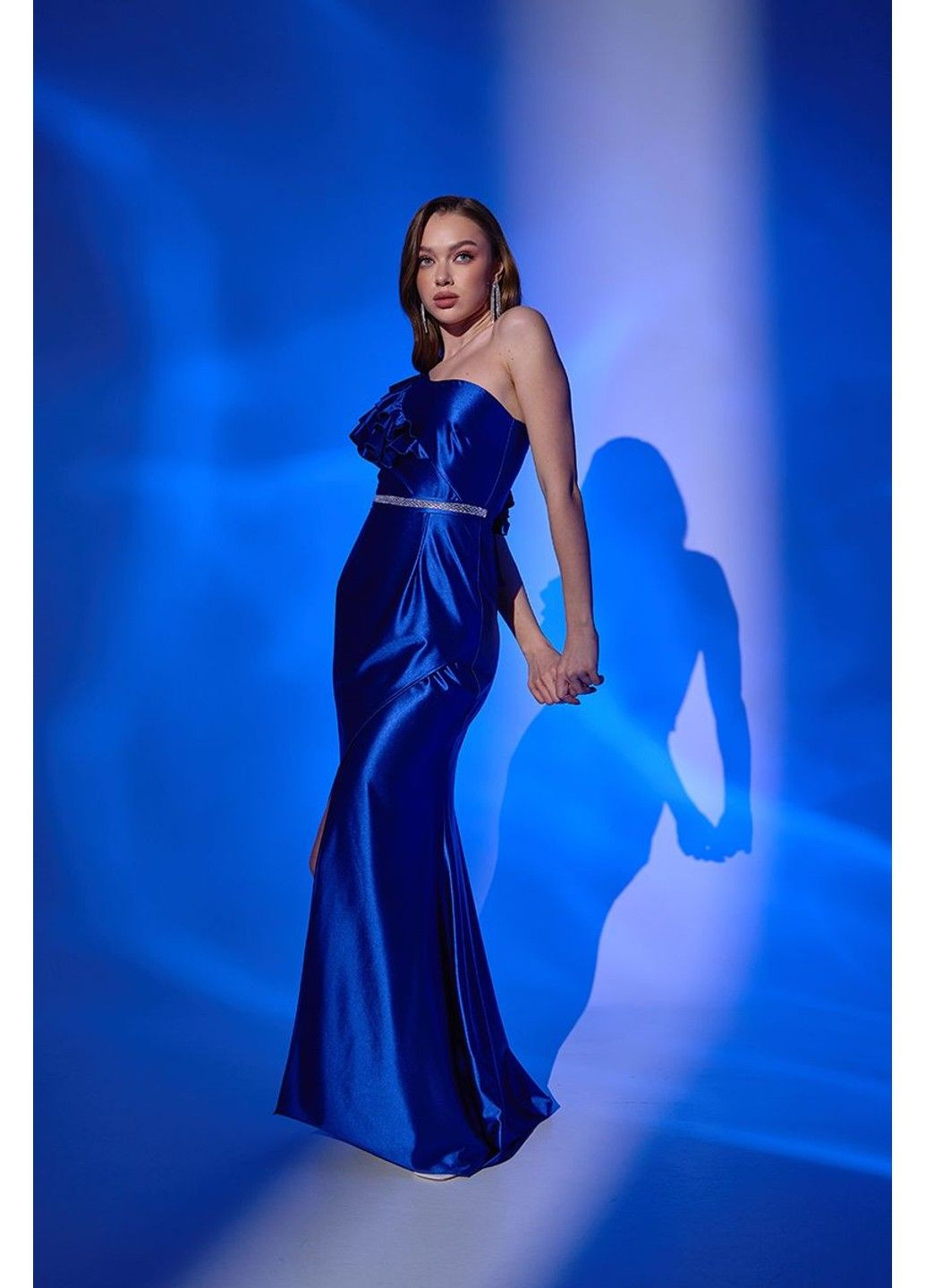 Синее вечернее платье асимметричное с рюшами 25003 синее Tanita-Romario