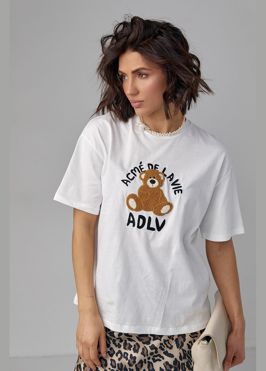 Молочна літня трикотажна футболка з фактурним ведмедиком та написом Lurex