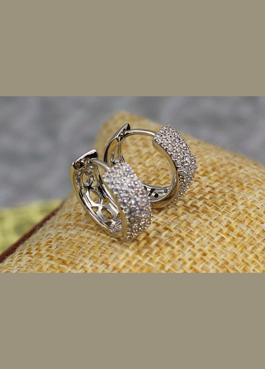 Серьги кольца широкие из мелких фианитов посреди цветочков 1.5 см серебристые Xuping Jewelry (316433721)