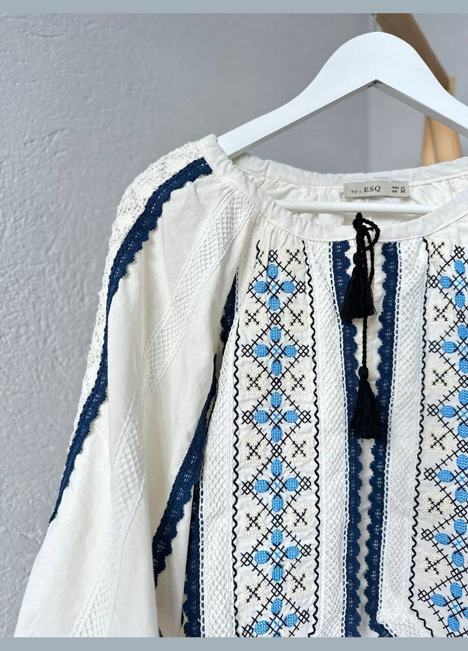 Біла вишиванка з синім орнаментом і мережевом ESQ вільна бавовна (319322784)