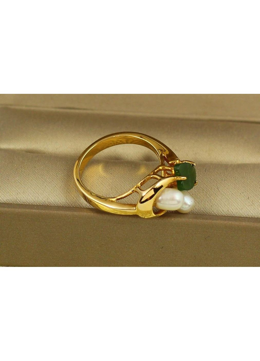 Кольцо две речные жемчужины с нефритом завиток 17 р золотистое No Brand (366963345)