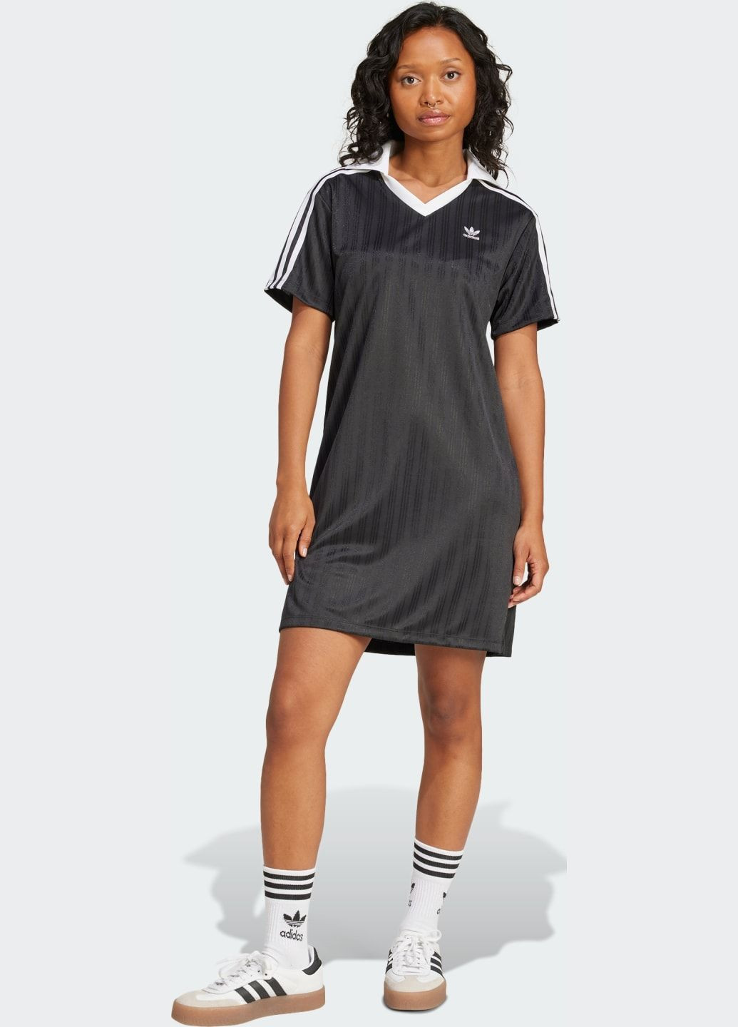 Черное спортивное платье adicolor football jacquard v-neck adidas с логотипом