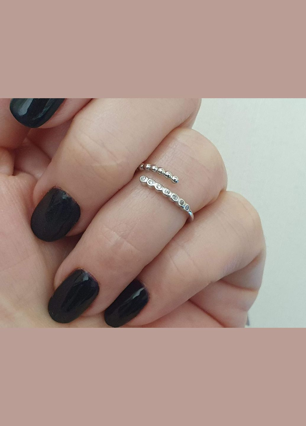 Срібне незамкнене кільце з фіанітами. 901-01049 Qvaliz (322578665)