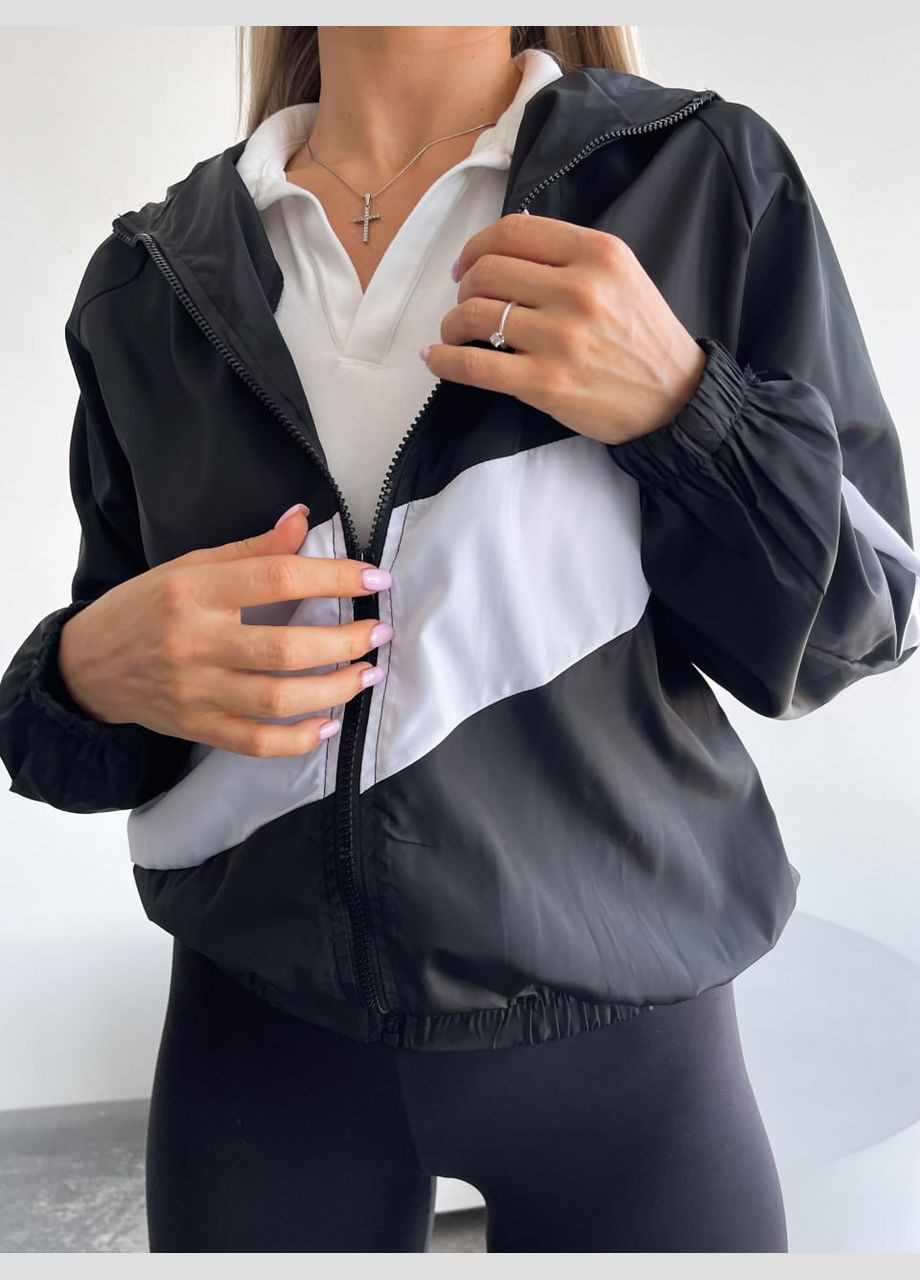 Черная женская куртка-ветровка с капюшоном цвет черный р.42/46 454223 New Trend