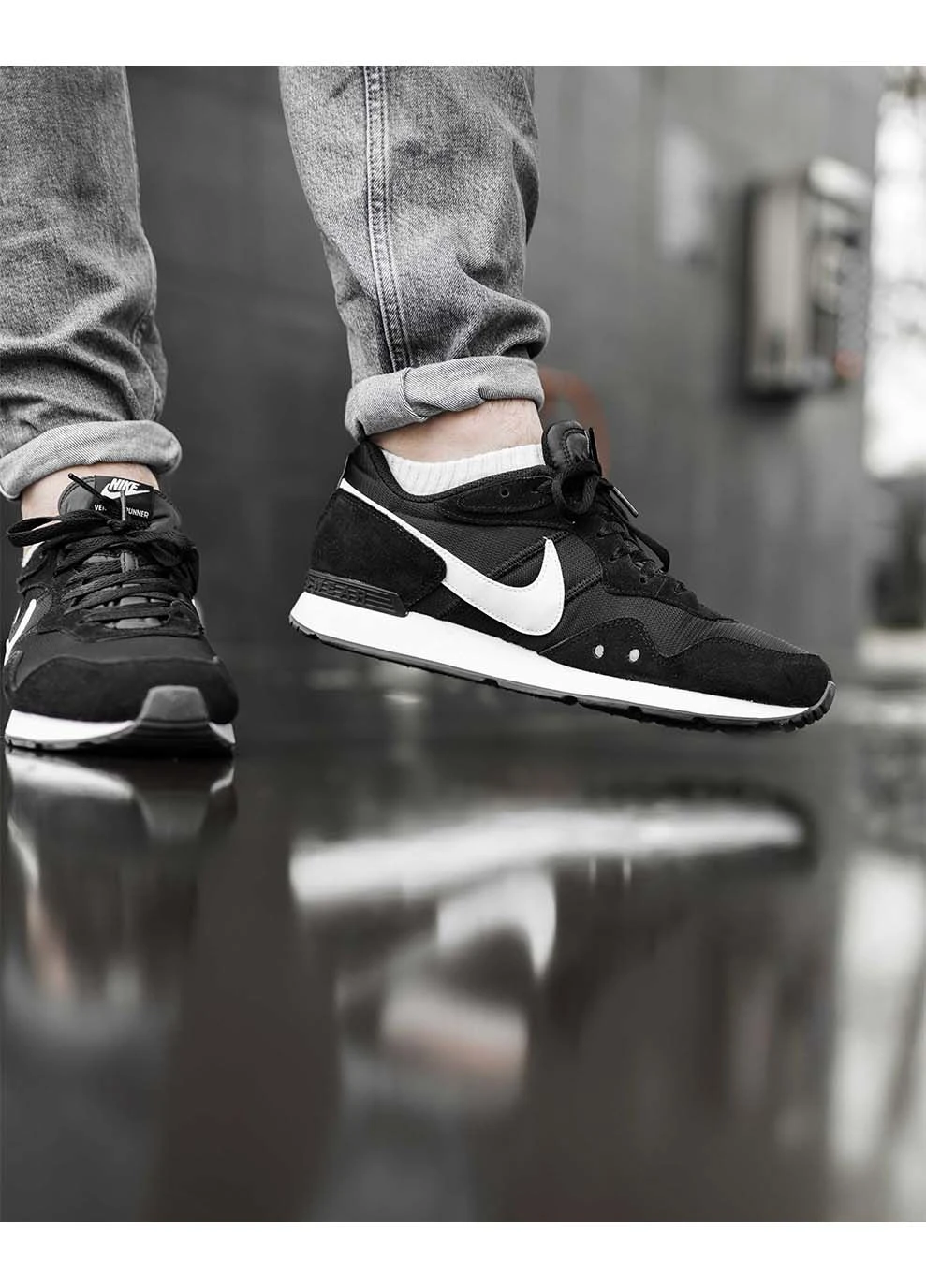 Черные демисезонные мужские кроссовки venture runner черный Nike