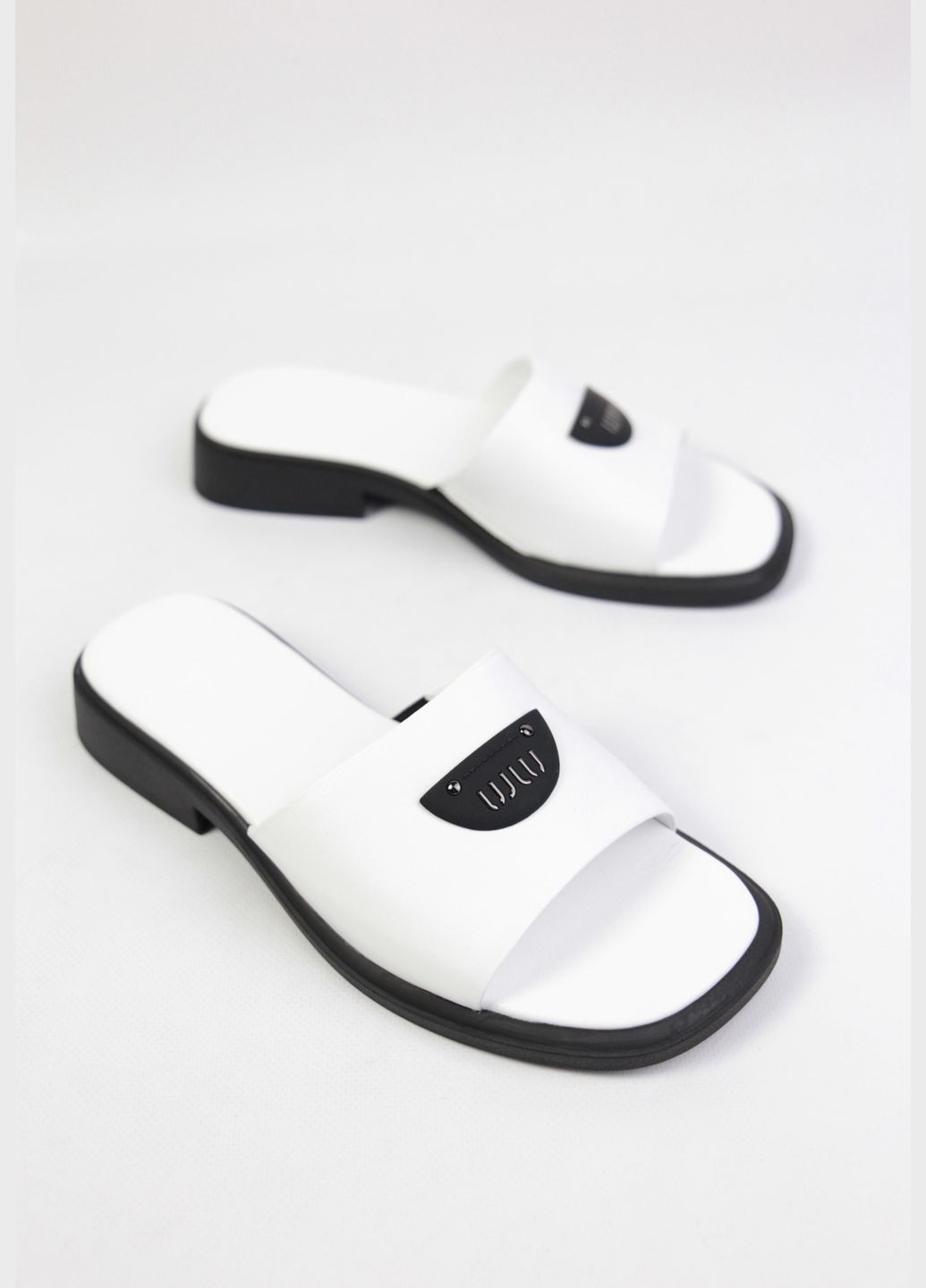 Белые шлепанци Benito