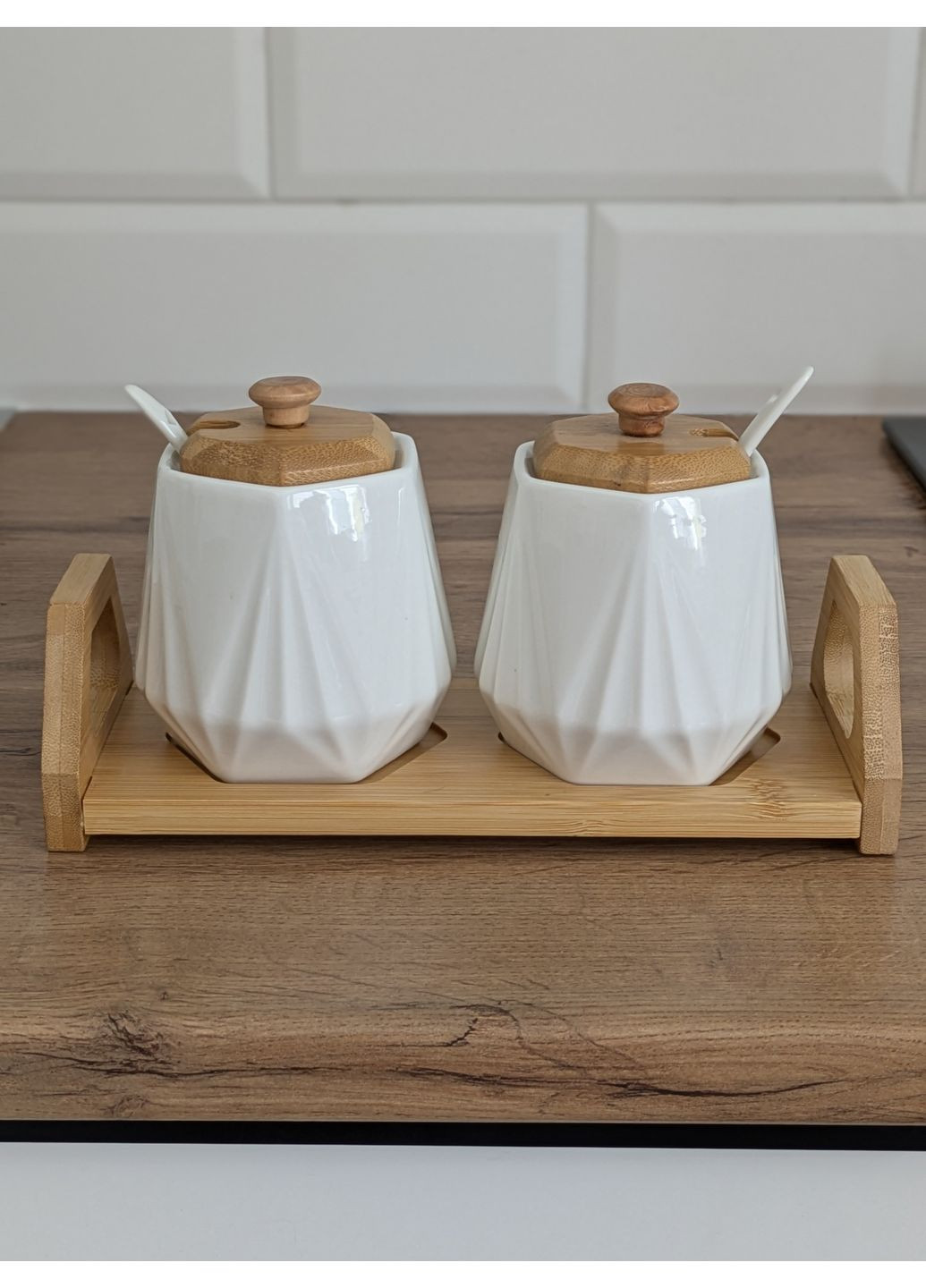 Набір ємностей на бамбуковій підставці 2 ємності 330мл білі BonaDi (361125586)