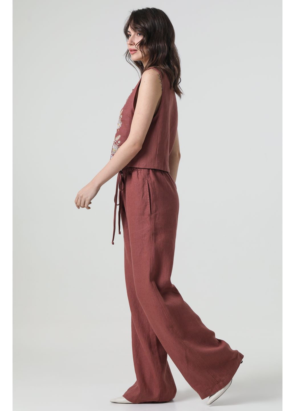 Жіночий вишитий лляний жилет на ґудзиках без підкладки з квітковим орнаметном Павлинка., р., код 9493/40/1330 ГАЛЕРЕЯ ЛЬОНУ (369667889)