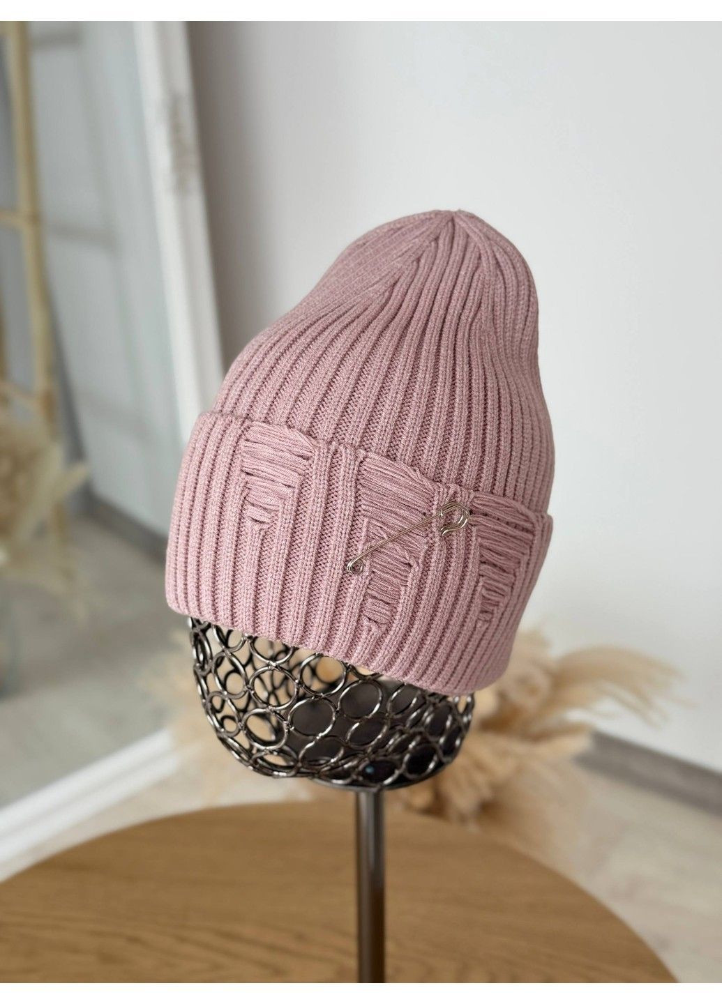 Шапка унісекс рванка з декоративною булавкою подвійна з відворотом рожева No Brand (363968691)