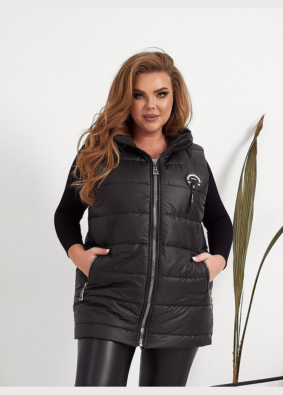 Жіноча демісезонна жилетка батал чорна з капюшоном на змійці середньої довжини безрукавка Viki Жилет (316087816)