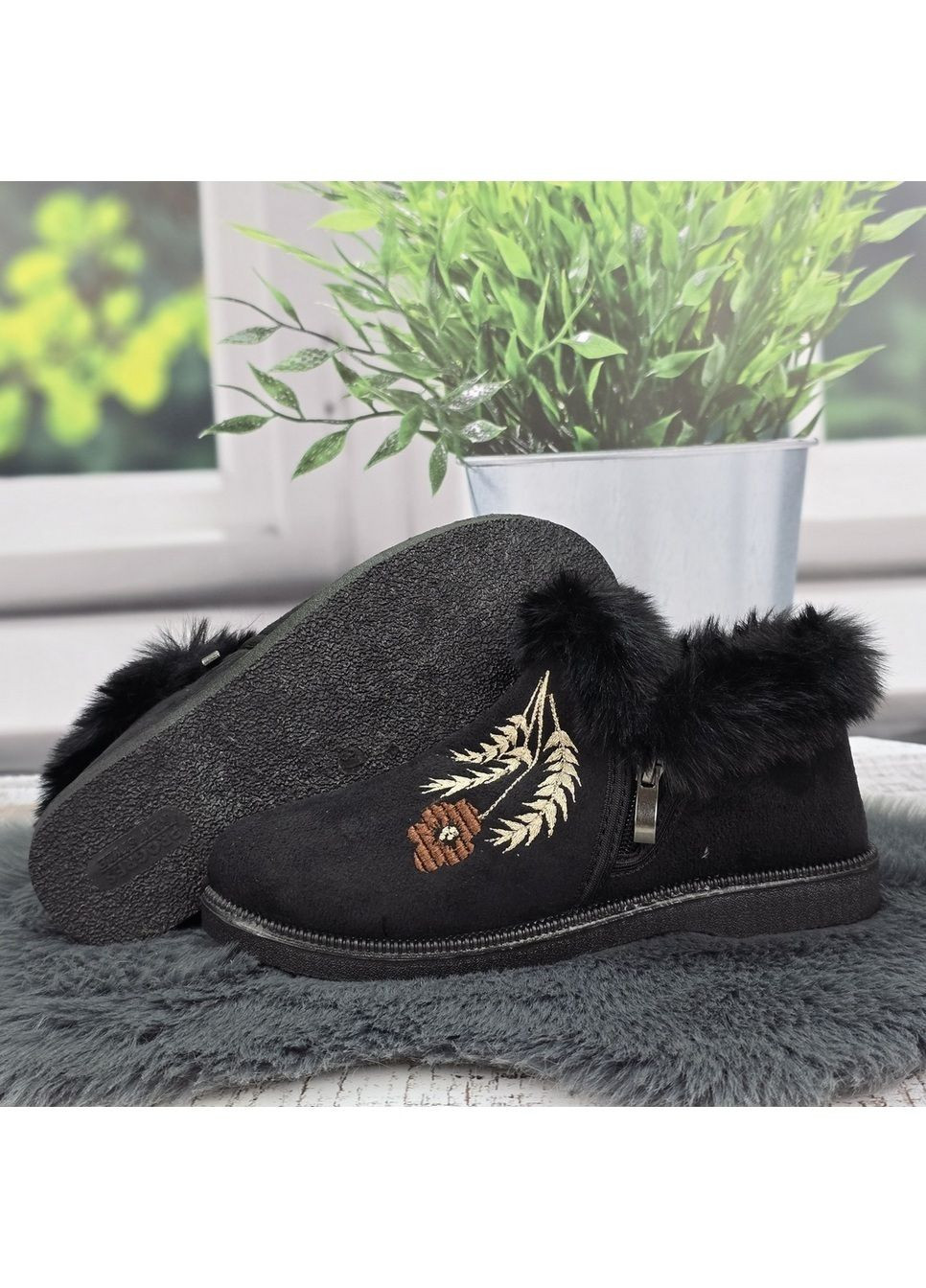 Черные тапочки чуни женские теплые высокие черные с меховой опушкой и вышивкой Progress