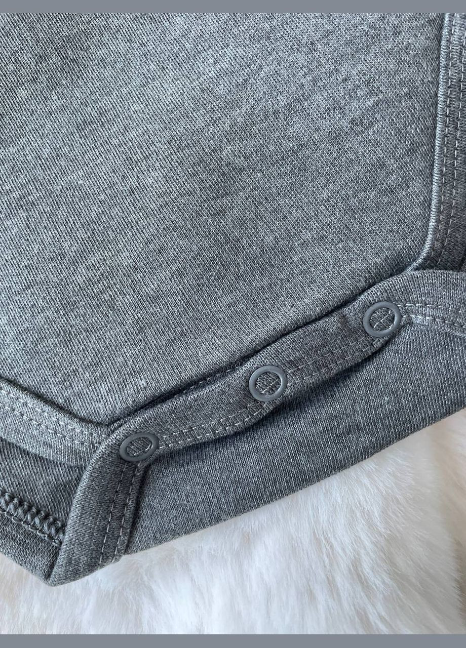 Боди серого цвета с надписью "Co złego to nie ja" 5.10.15 (341730520)