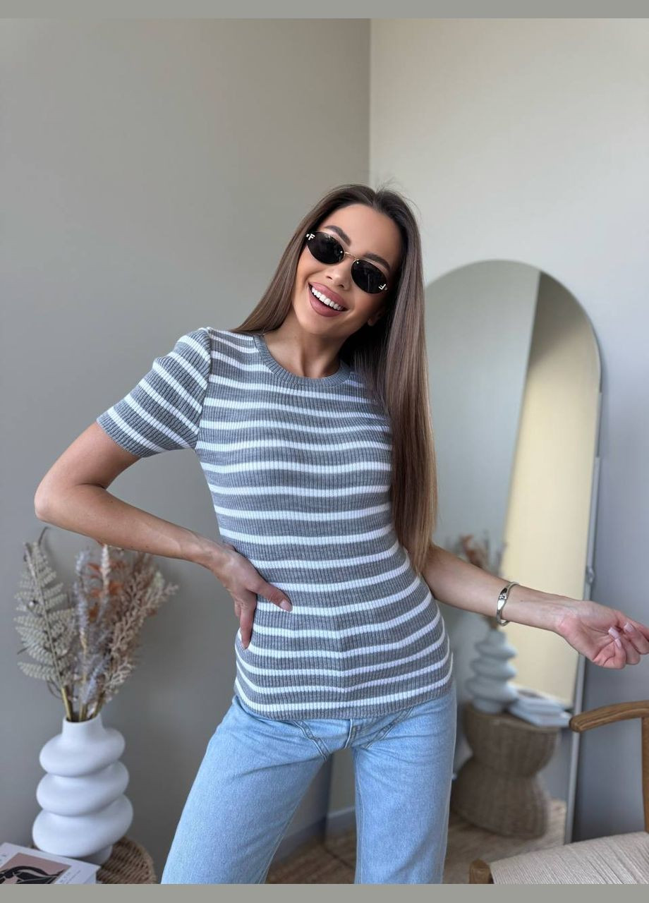 Жіноча футболка в рубчик, у смужку сiрого кольору 32845 No Brand - (330033642)