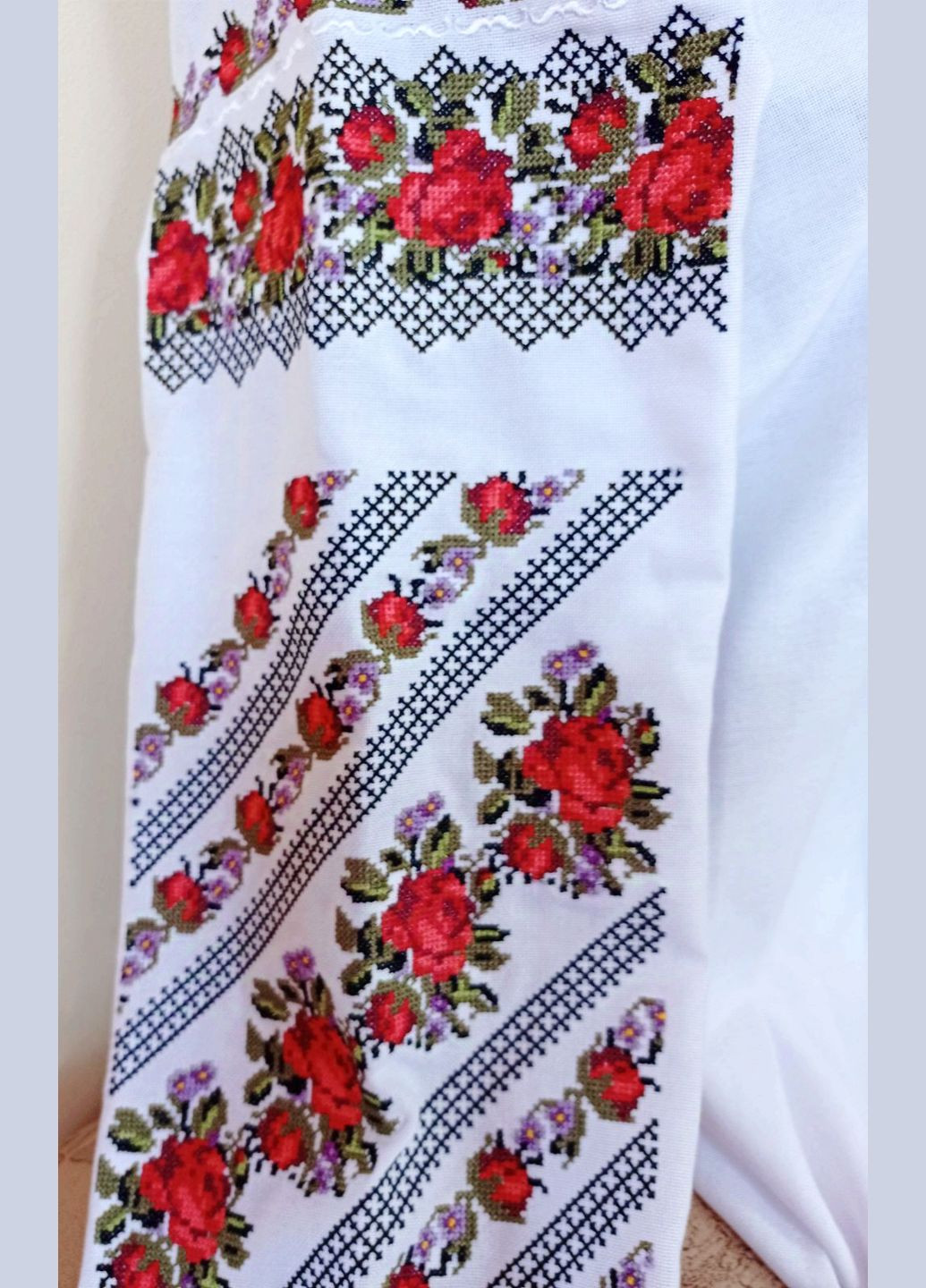 Яскраво-червона вишиванка жіноча "трояндовий розмай" на білому натуральному домотканому полотні Прикарпатські Вишиванки візерунок квітковий пряма бавовна (328265372)