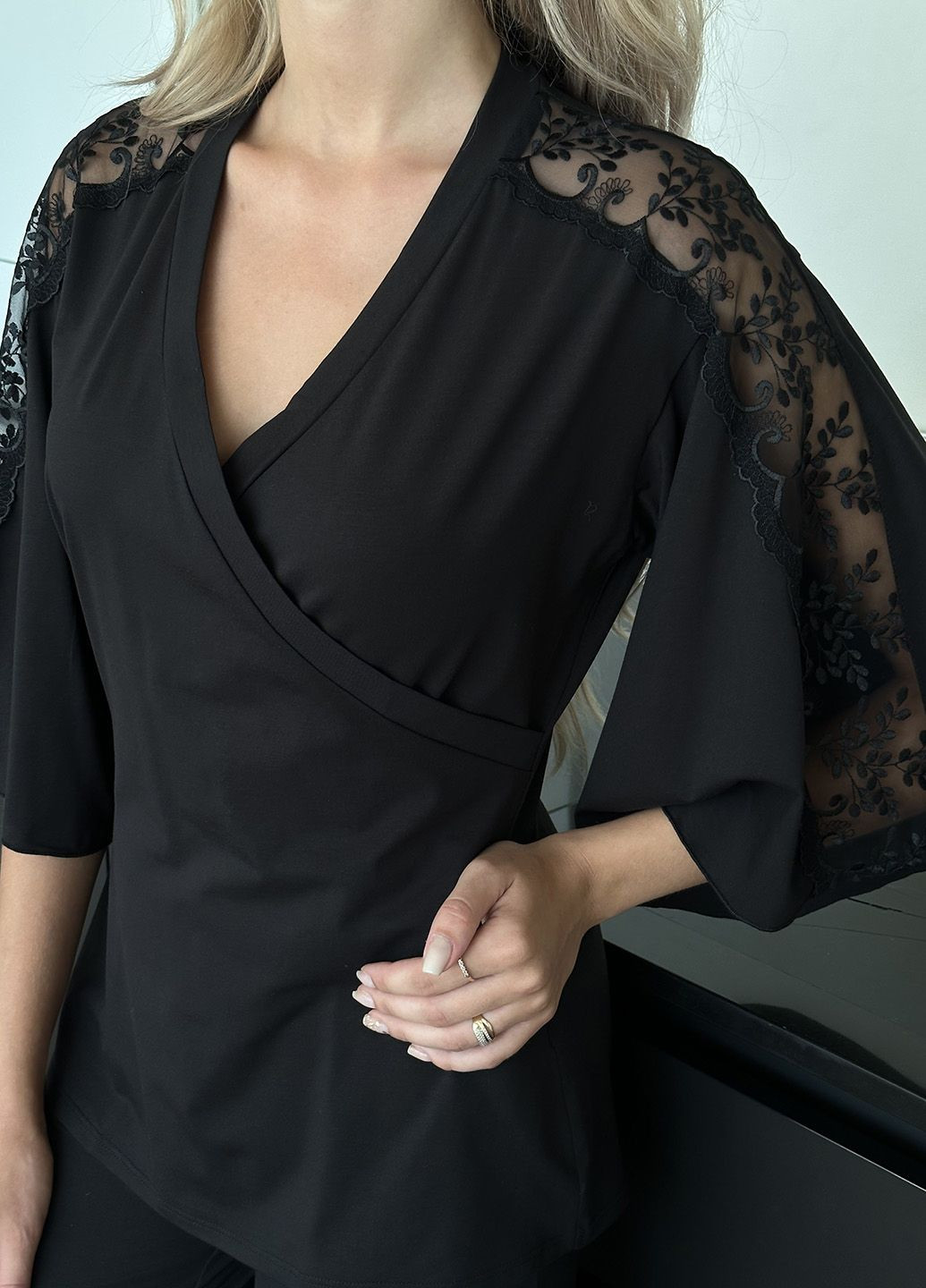 Чорна всесезон жіноча піжама чорного кольору з мереживом на рукавах. ORA