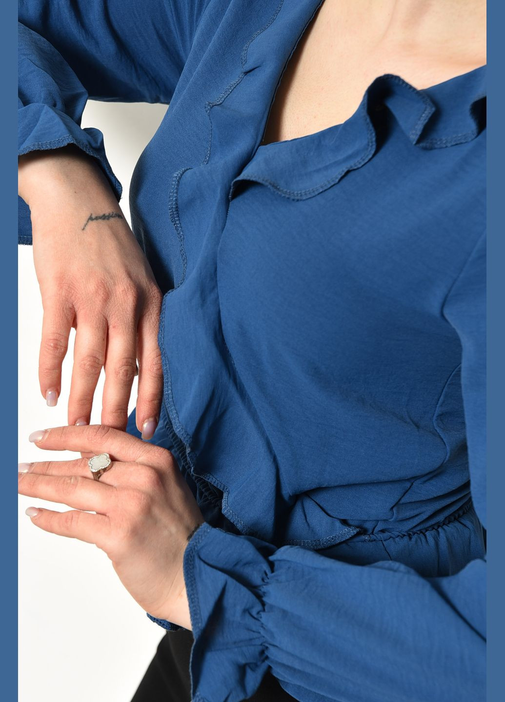 Синяя блуза женская однотонная синего цвета с баской Let's Shop