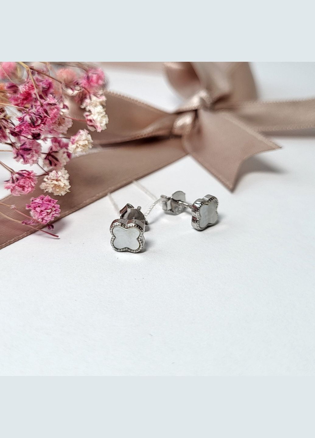 Серебряные серьги гвоздики на фиксаторах Цветок с Перламутром серебро 925 пробы Родированное с2п/1469 No Brand (306741373)