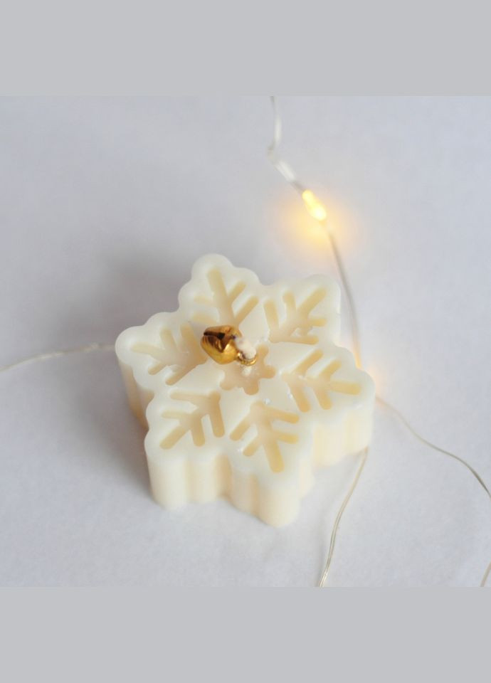 Новогодняя свеча ручной роботы из соевого воска «Snowflakes» SP2391, 35 г Spokiy (322948820)