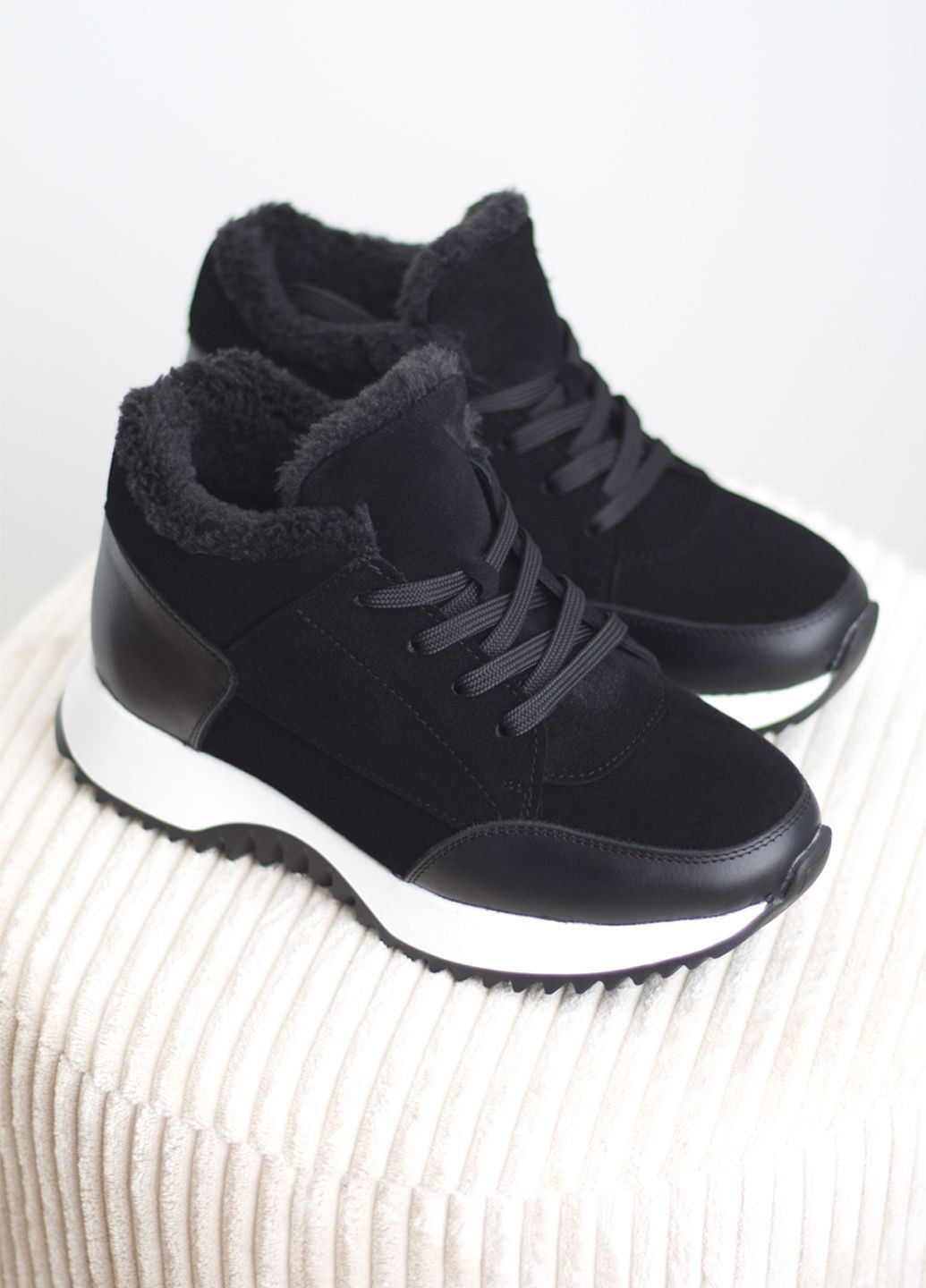 Кроссовки женские из натуральной светлой молочной замши и мехом внутри Zlett 3808 чёрные зима (362663895)