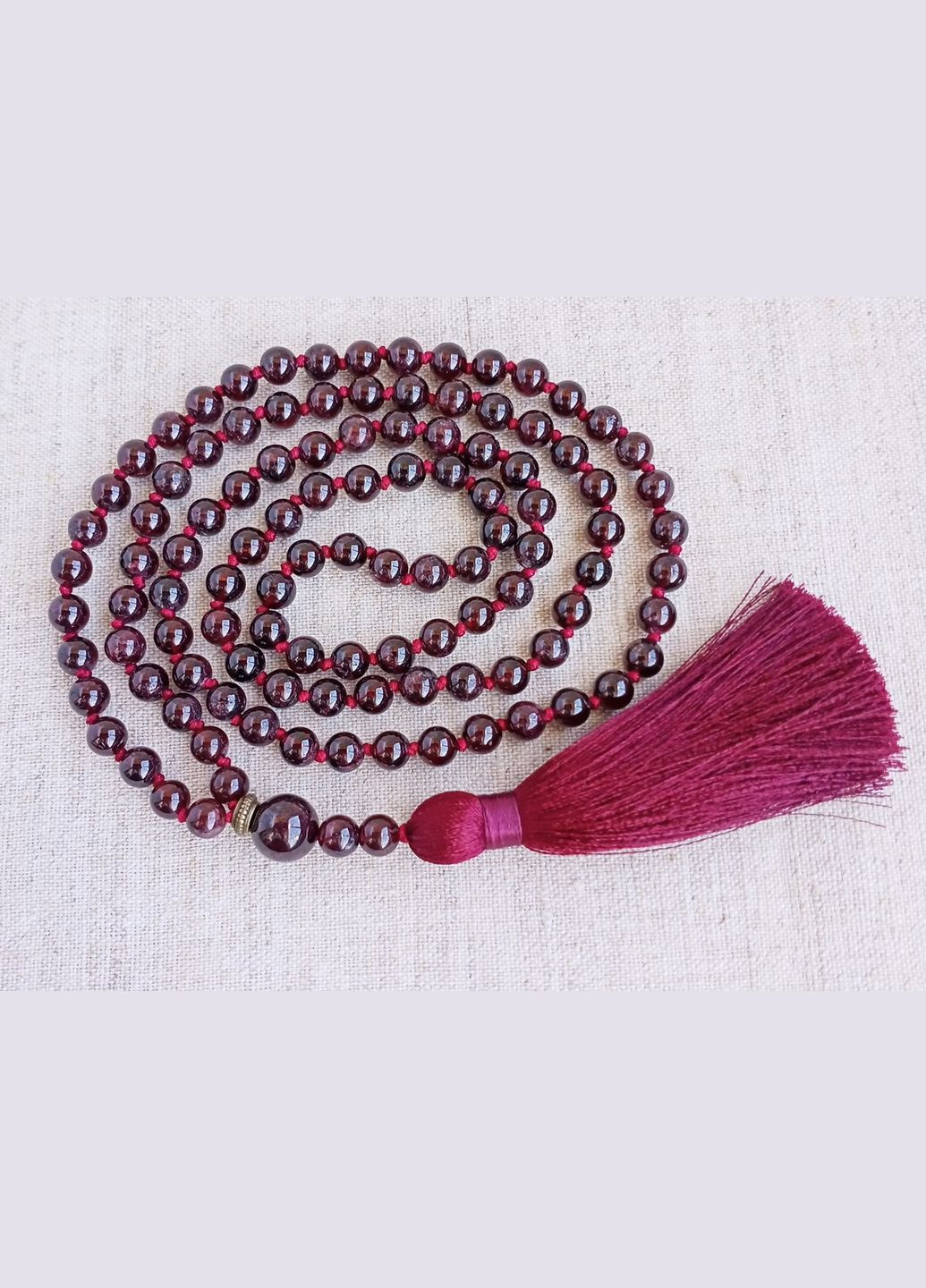 Четки из натурального камня Гранат 108 бусин с узлами d 6мм No Brand (336950749)