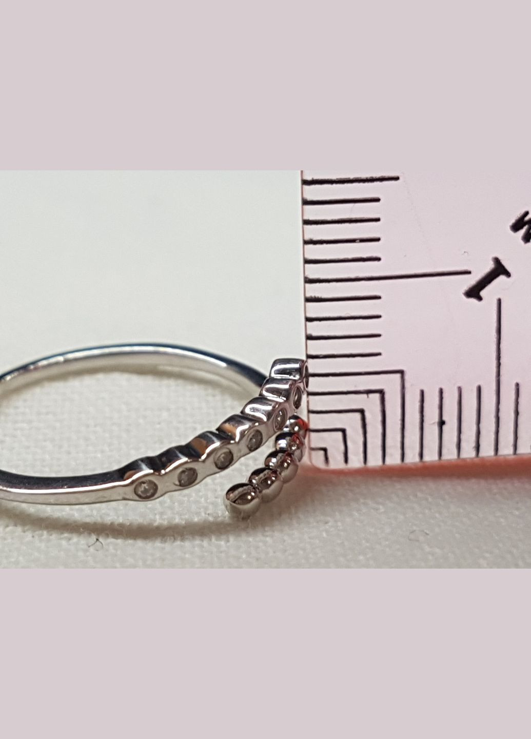 Срібне незамкнене кільце з фіанітами. 901-01049 Qvaliz (322578665)