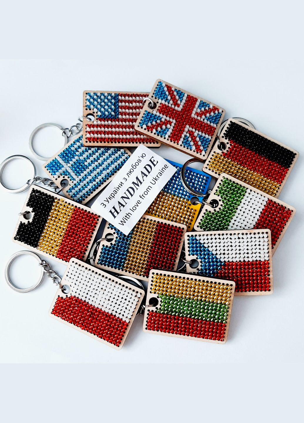 Брелок для ключей флаг Украины вышит бисером и флаг содружественной нам страны хендмейд вышивка патриотический сувенир No Brand Прапори (303507870)
