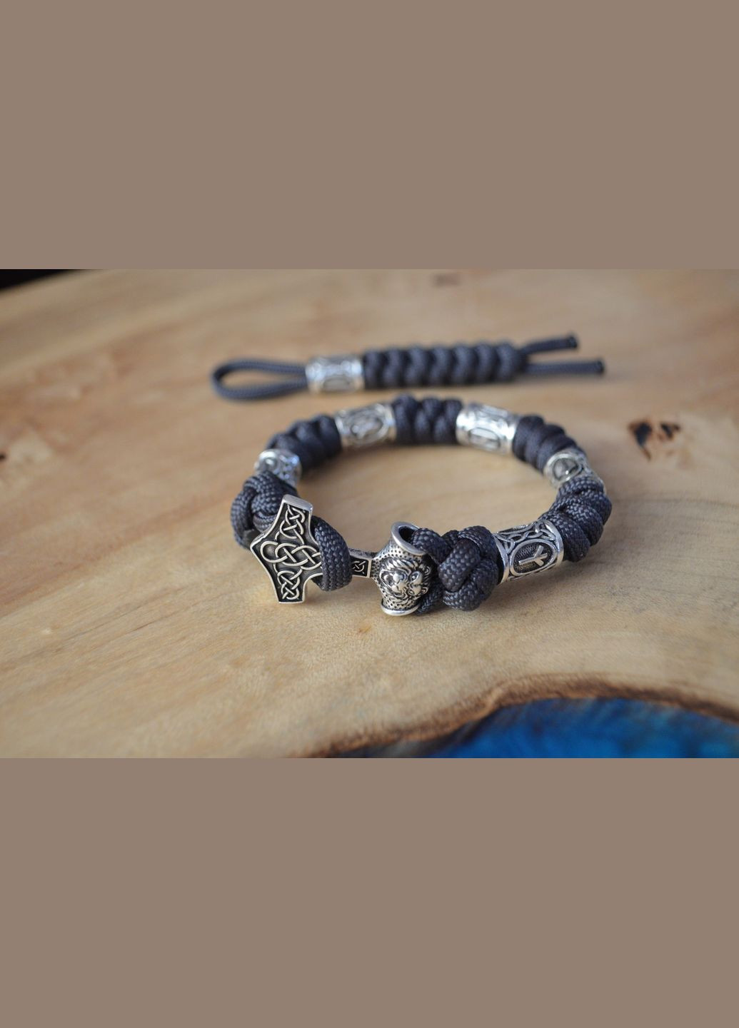 Браслет с Молотом Львом и бусинами рунами из паракорда под заказ + брелок в подарок No Brand (341738674)