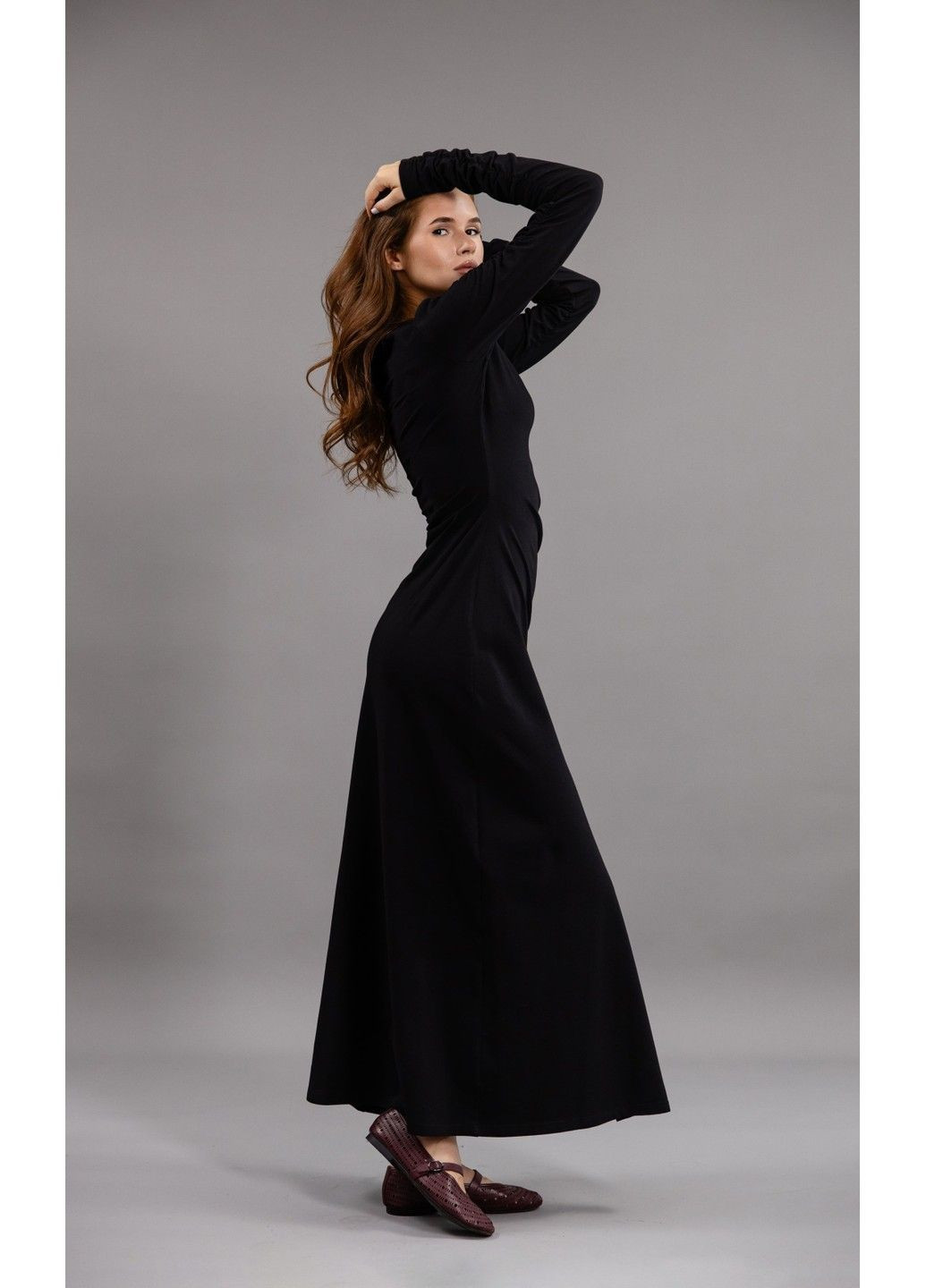 Чорна сукня трикотаж з розрізом і драпіровкою чорна Bessa