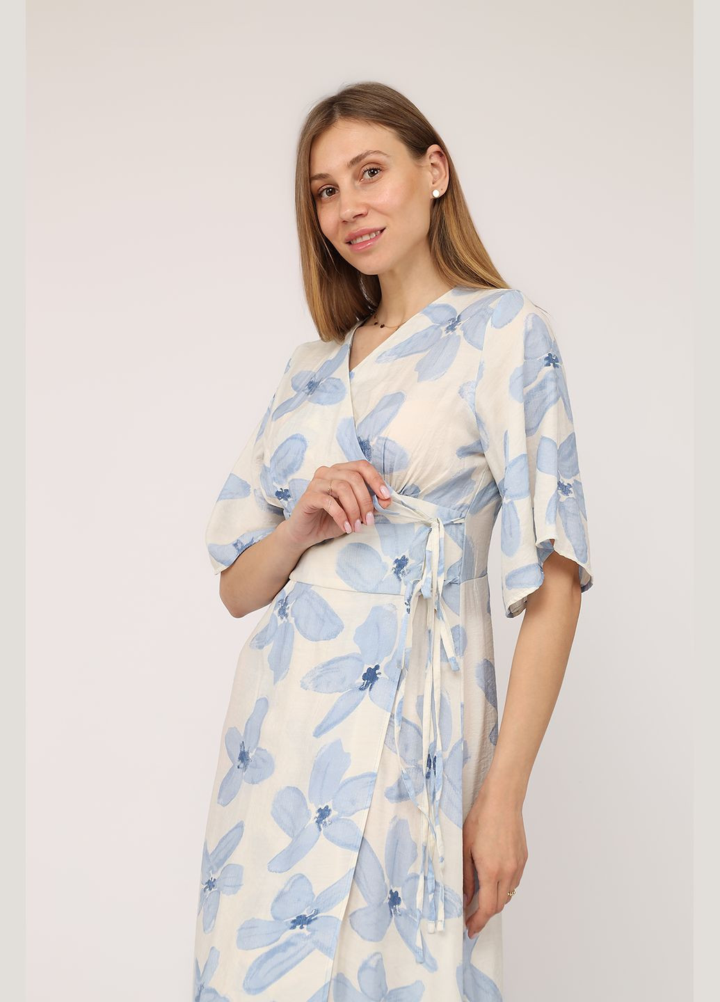 Блакитна сукня на запах жіноча колір блакитний cb-00276511 Reyon