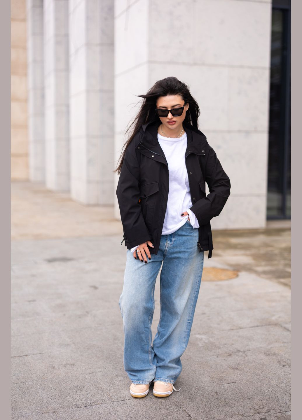 Чорна демісезонна жіноча вітровка з капюшоном «black tech» 937977 Lusskiri