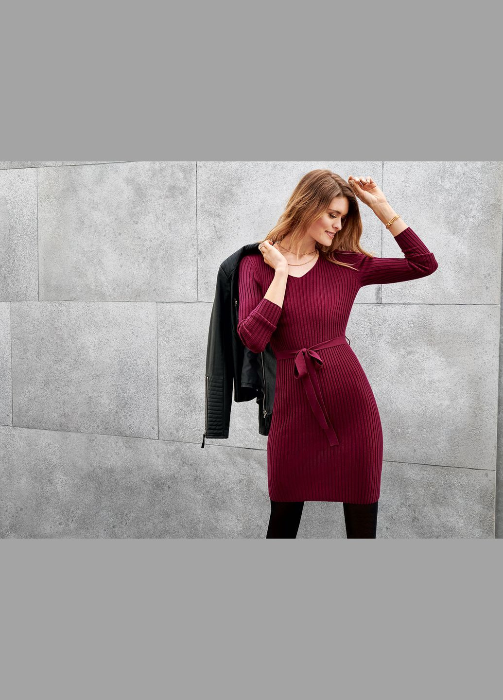 Бордовое повседневный, кэжуал платье тонкой вязки с вискозой для женщины 362833 Esmara однотонное