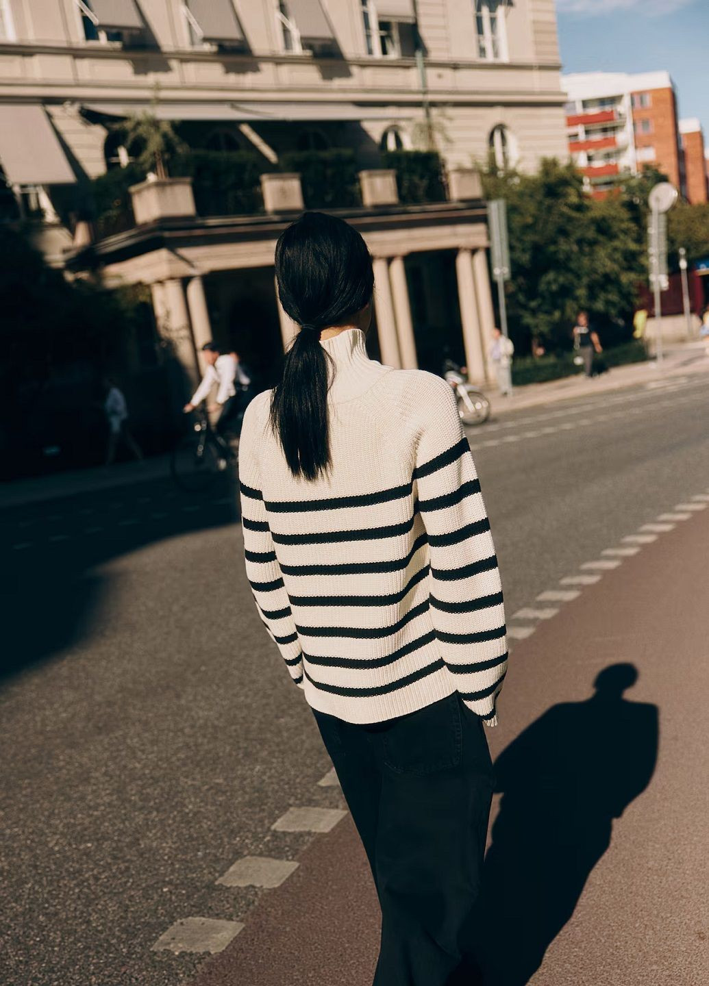 Молочный демисезонный свитер H&M