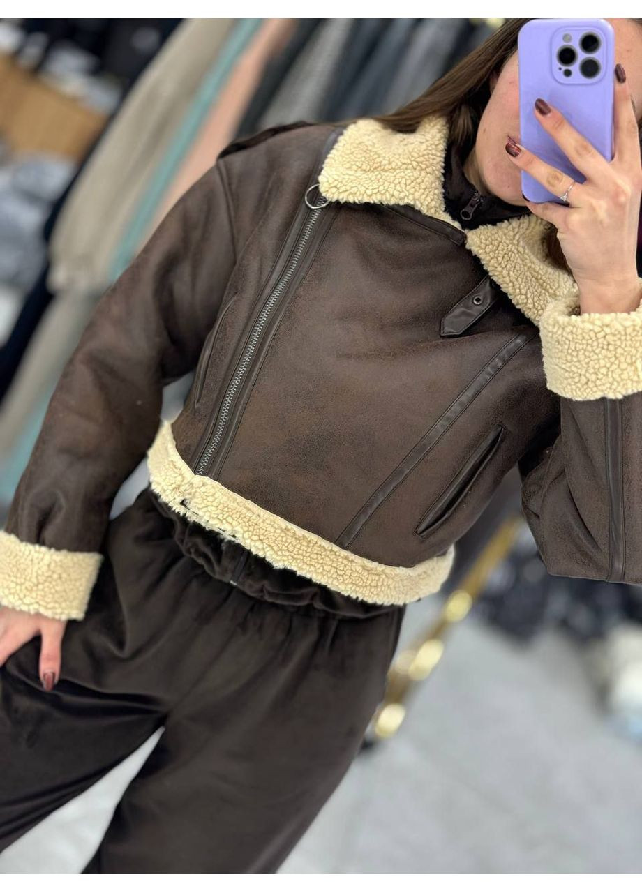 Коричневая зимняя женская укороченная дубленка коричневого цвета 36055 No Brand