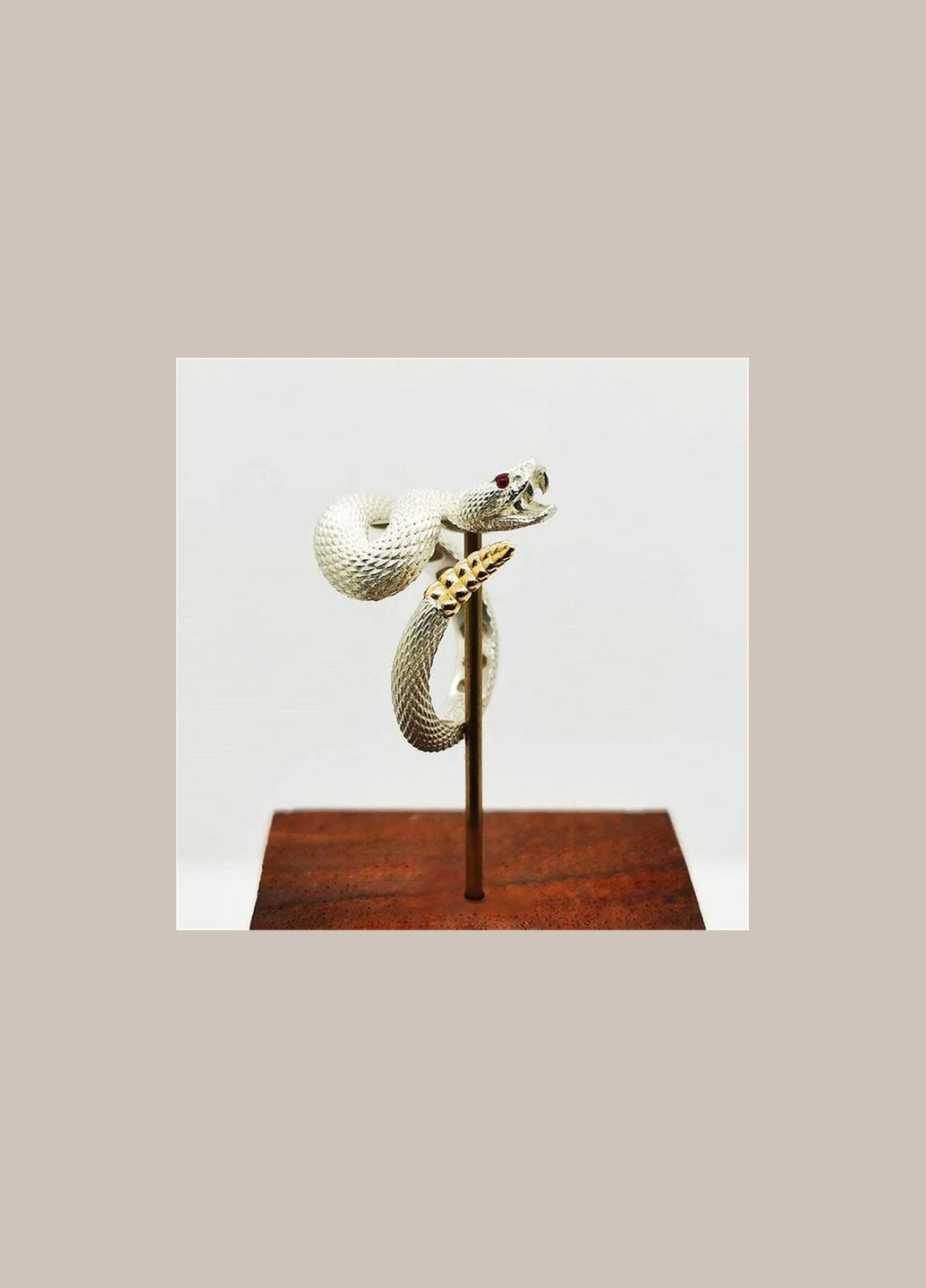 Преміум каблучка біла Гримуча Змія із золотою тріскачкою та відкритою пащею розмір регульований Fashion Jewelry (289355682)