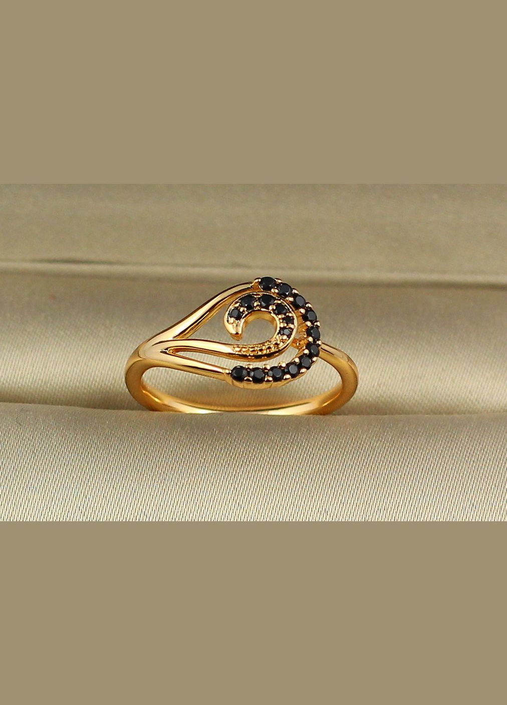 Кольцо капля с завитком с черными камнями р золотистое Xuping Jewelry (317309728)