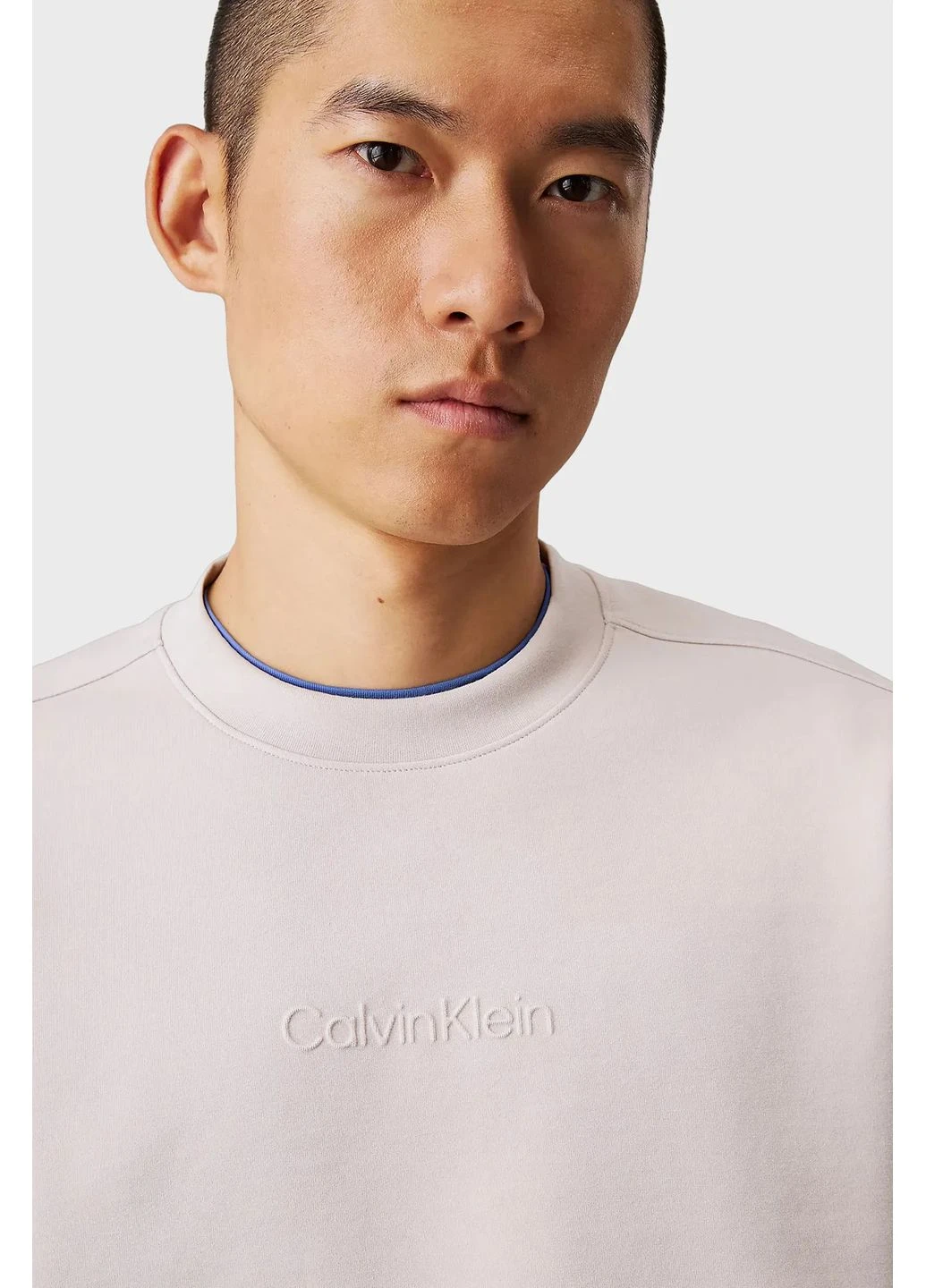 Серый свитшот Calvin Klein однотонный тиснение (377113686)
