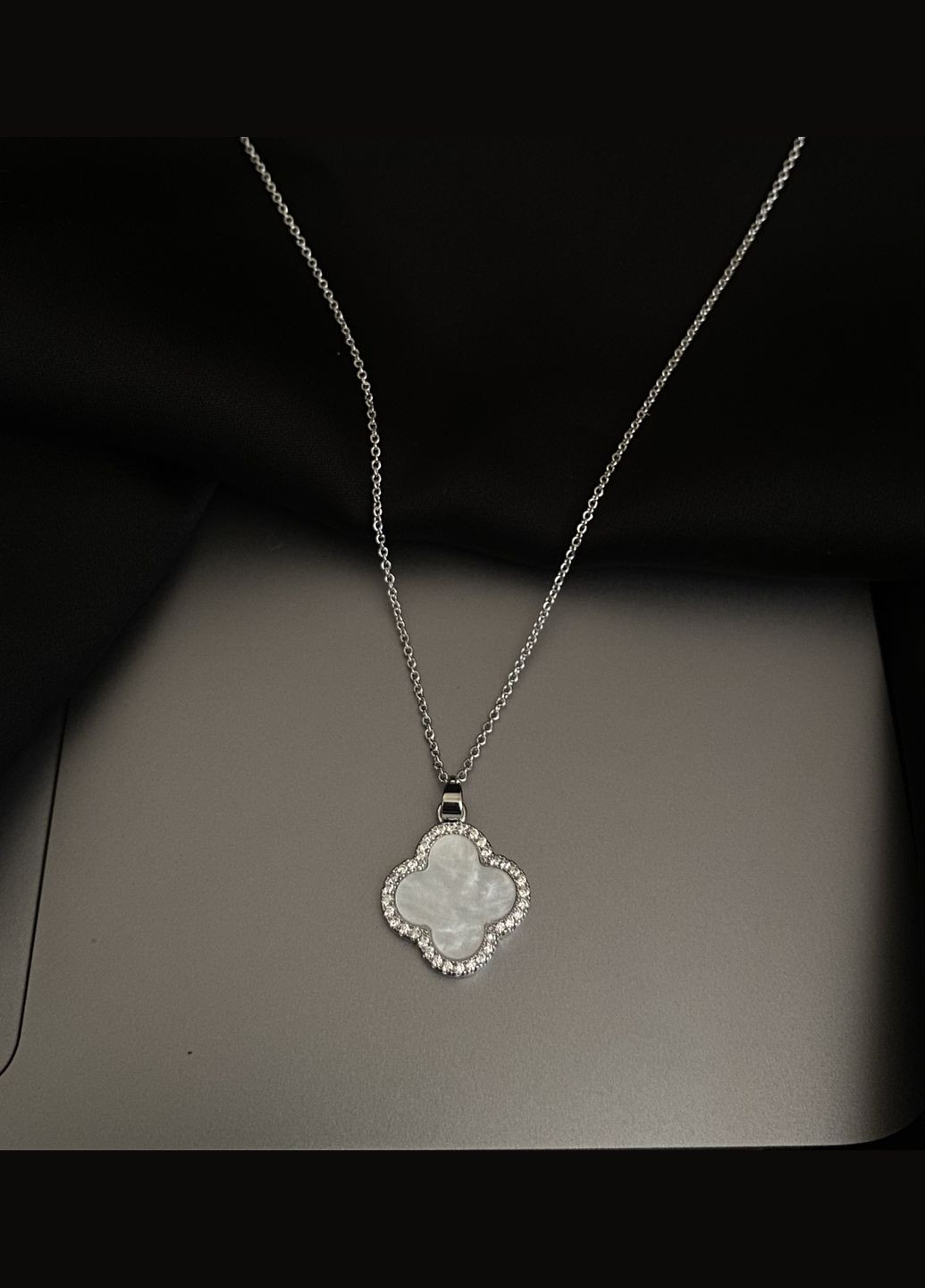 Підвіска біла Конюшина з ланцюжком срібного кольору 33459 No Brand (348779807)