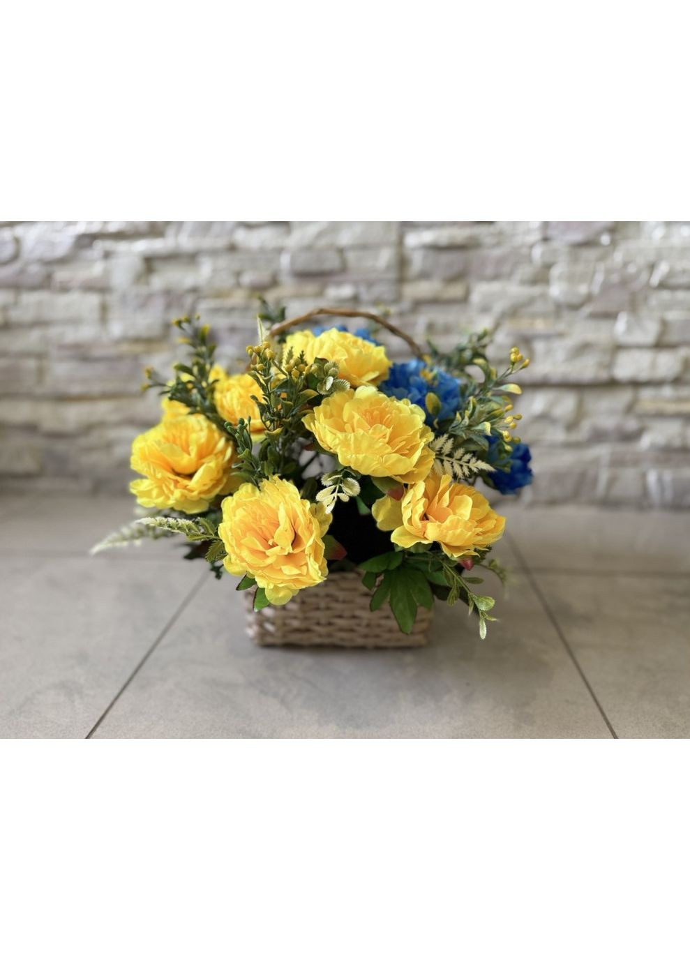 Кошик зі штучними жовто-синіми квітами 35 см Декоративний плетений кошик з яскравими квітами Пластмакс (372837945)