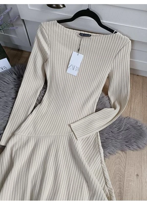 Бежевое теплое платье в рубчик с длинным рукавом Zara