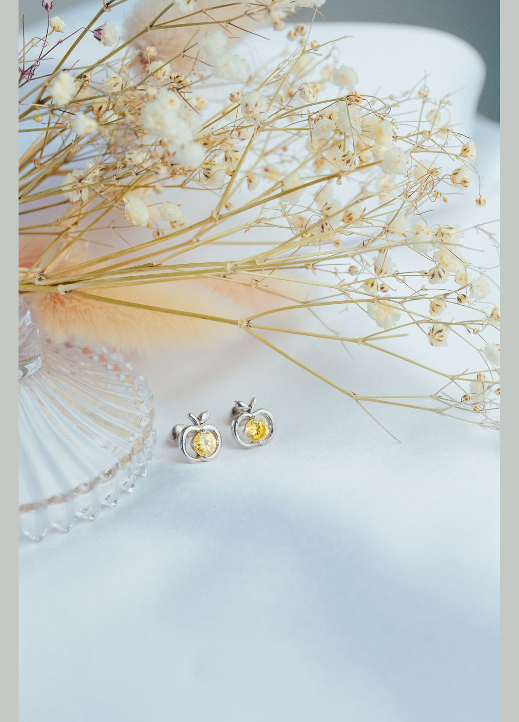 Сережки срібні пусети-гвоздики з цирконієм Яблучко з каменем 2452/9рж No Brand (316398019)